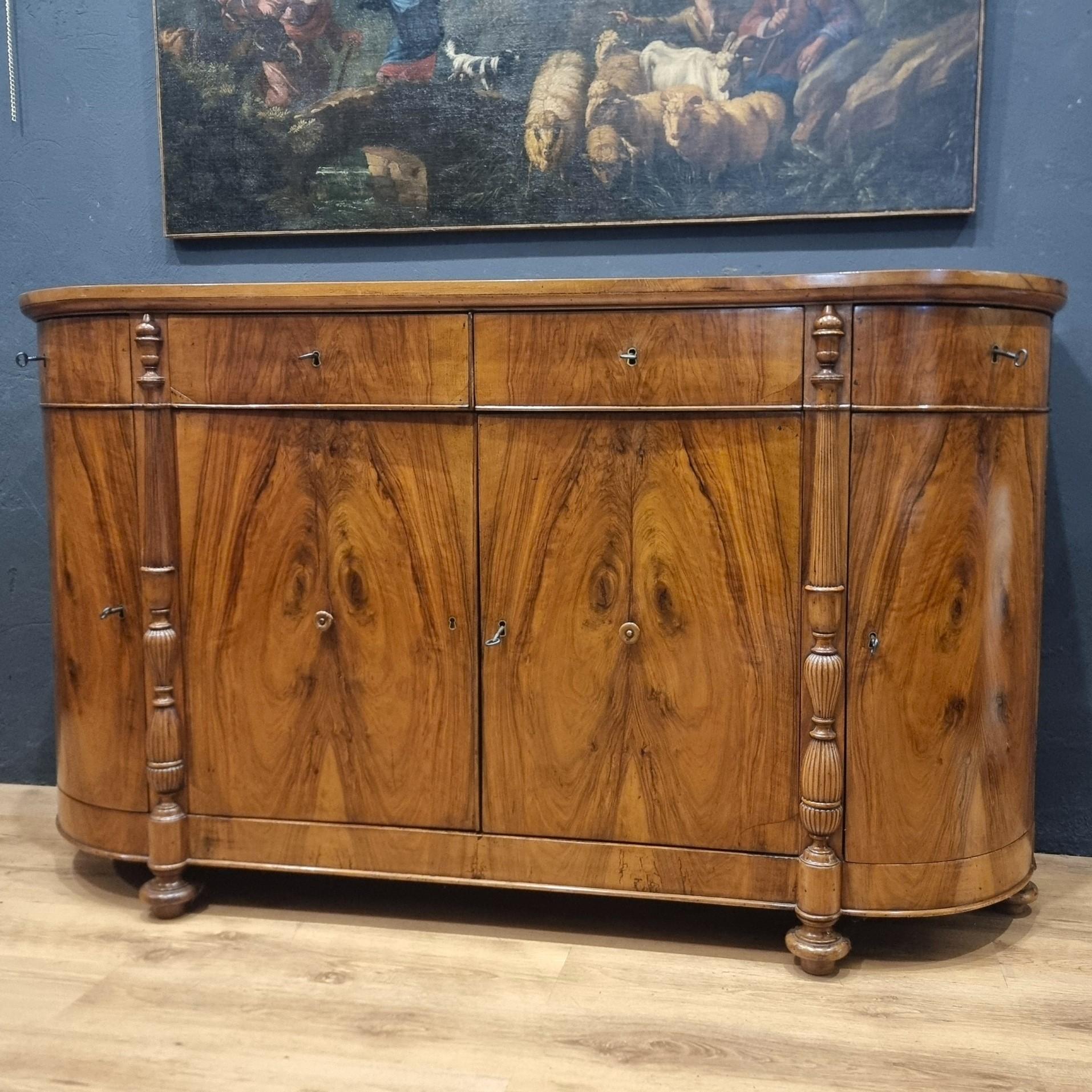 Buffet en noyer Charles X 1820

Un splendide buffet en noyer datant de l'époque de Charles X (1820), réalisé de manière artisanale et destiné à un public de véritables connaisseurs. L'armoire est en excellent état, avec un couvercle en bois massif à