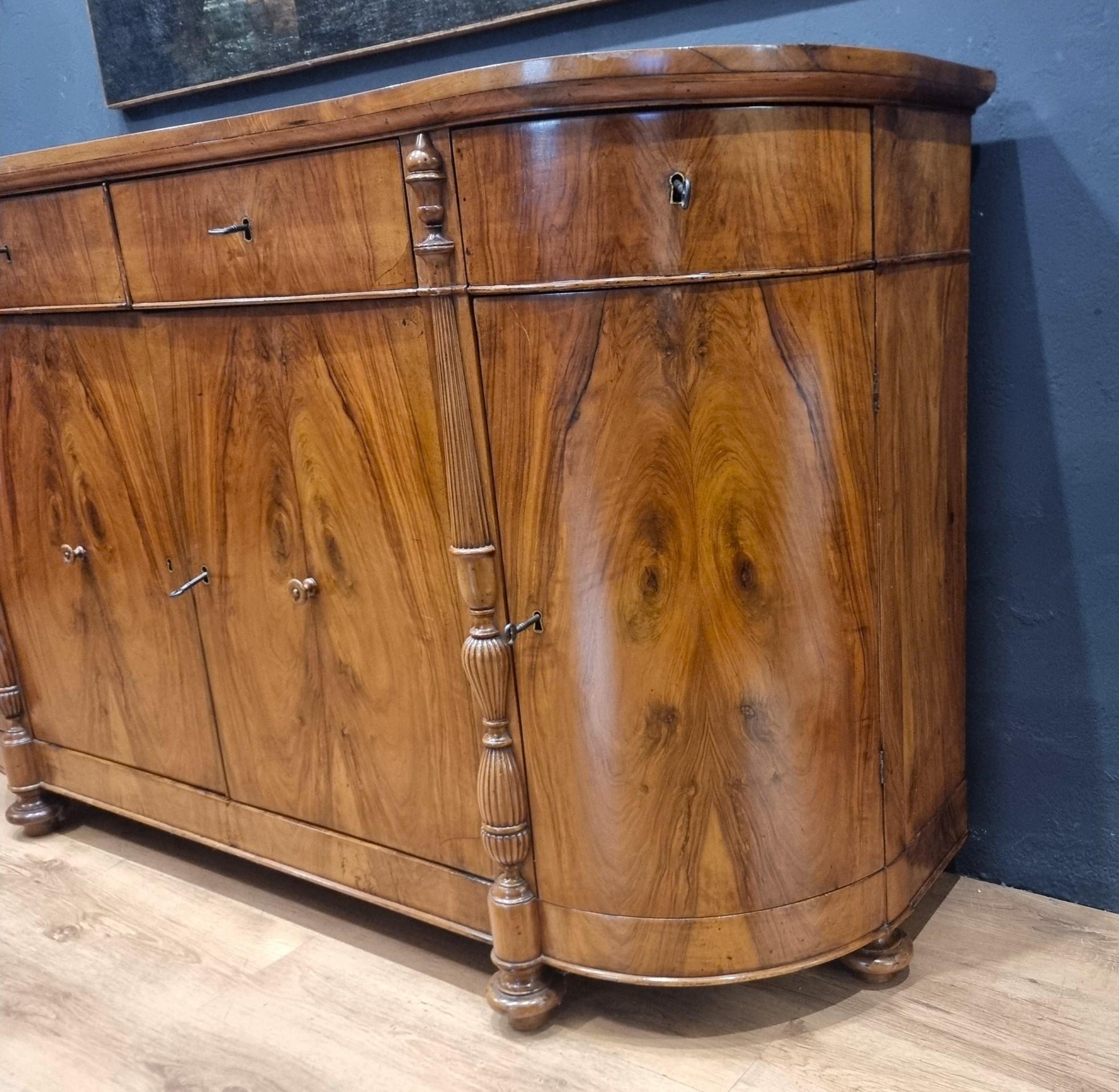 Italian Buffet en noyer Charles X 1820 en vente