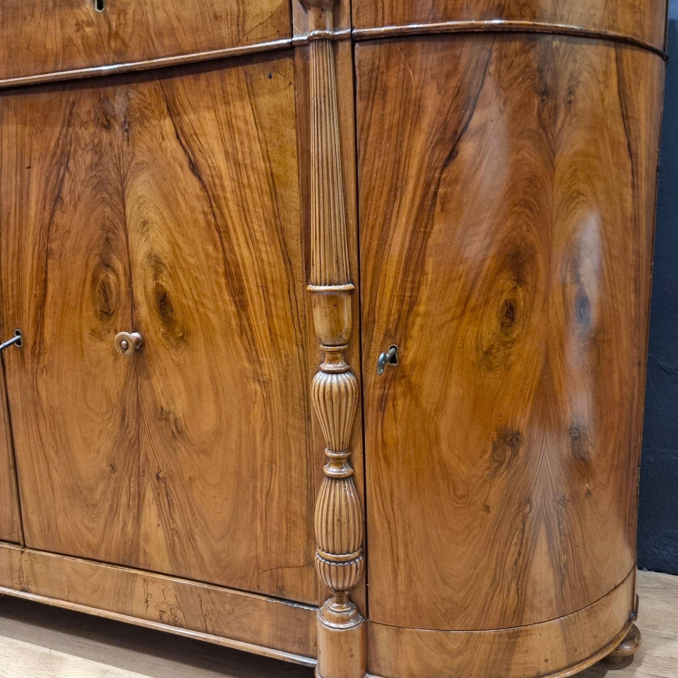 19th Century Buffet en noyer Charles X 1820 en vente