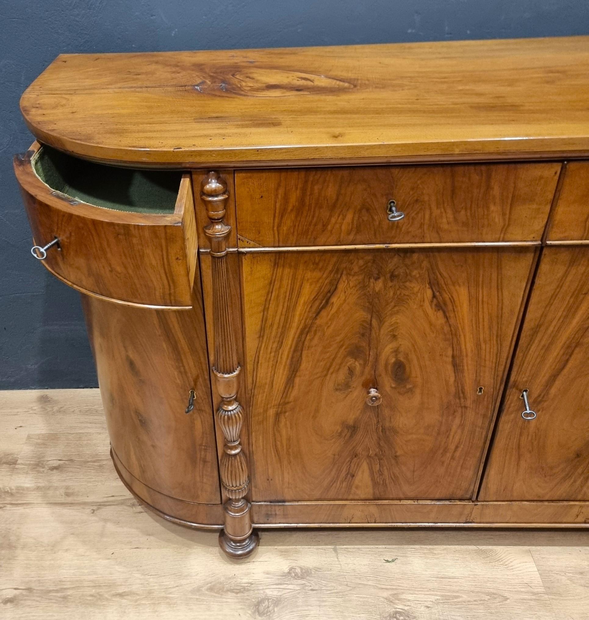 Buffet en noyer Charles X 1820 en vente 1