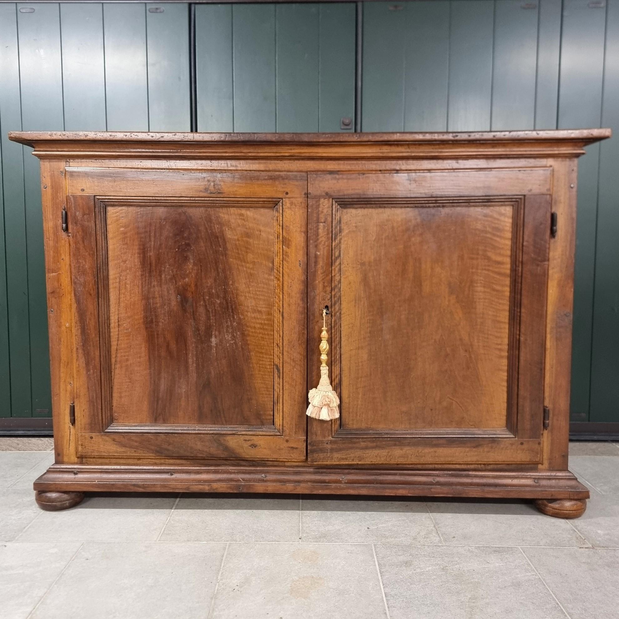 Antica credenza in noce del ‘600 Lombardo/Veneto – Eleganza e fascino senza tempo

Un capolavoro del Seicento dal forte impatto scenico

Questa straordinaria credenza in noce, realizzata in area lombardo-veneta nel corso del XVII secolo, rappresenta