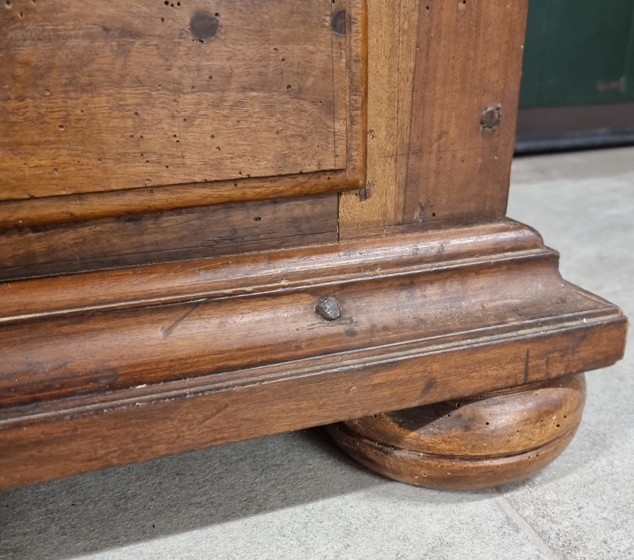 Credenza in noce del 600 Lombardo /Veneto grande misura In condizioni buone in vendita a Villa Verucchio, Emilia-Romagna