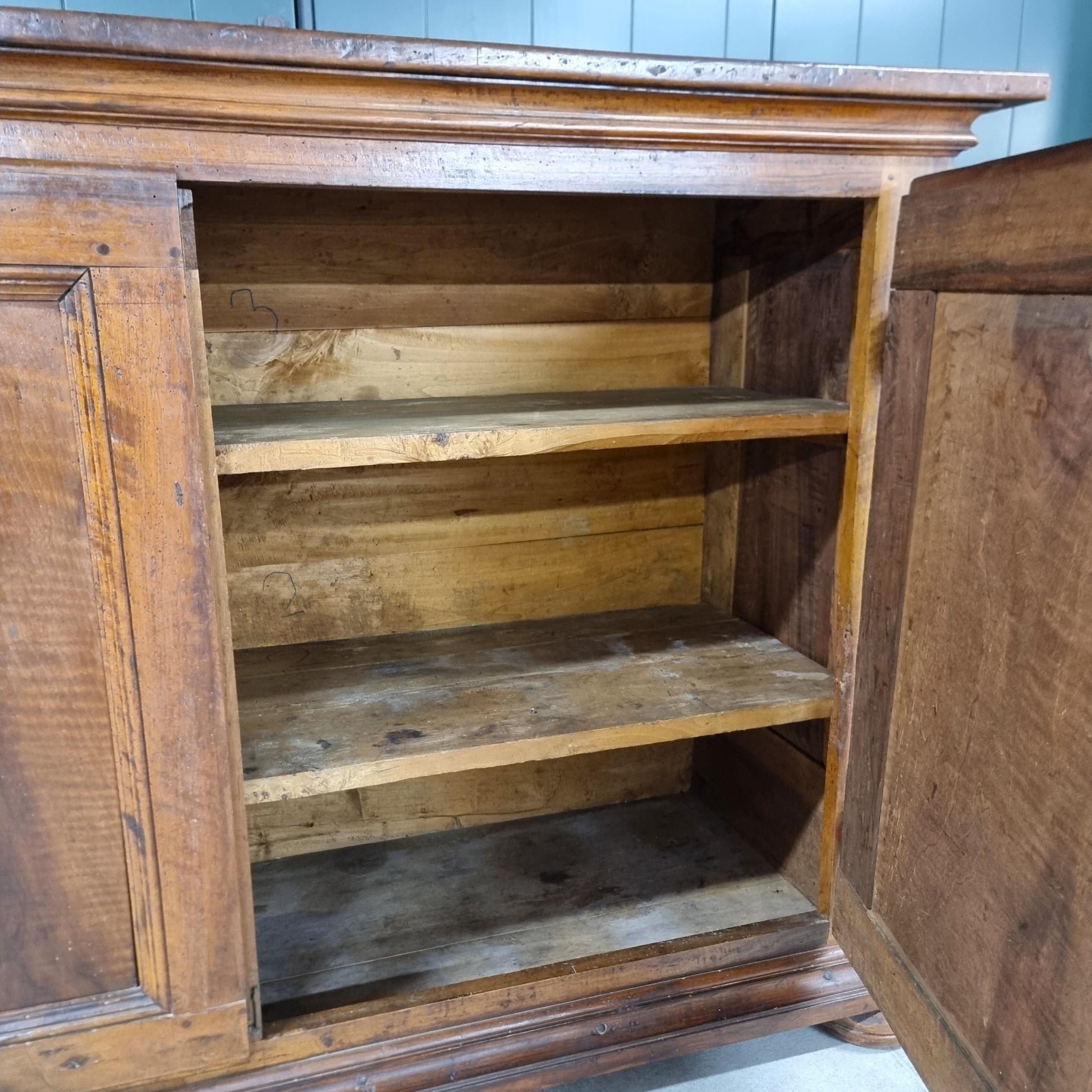 Credenza in noce del 600 Lombardo /Veneto grande misura in vendita 1