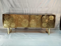 Credenza in ottone e piano in opalina nero con decori in ottone martellato, 1970