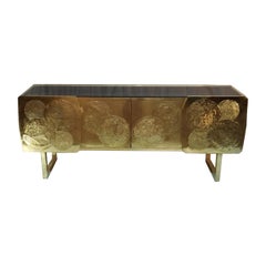 Credenza in ottone e piano in opalina nero con decori in ottone martellato, 1970