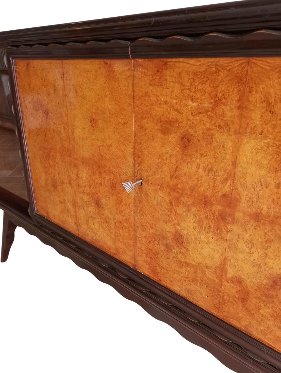 1950s Italian buffet cabinet made of oak wood dimensions 220cm. x 50cm. x h 97cm. Vintage
It has a well-proportioned rectangular structure, and the front of the sideboard features two sliding doors made of clear glass, which gives it a modern and