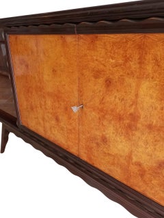 Buffet italien en chêne avec portes coulissantes en verre.