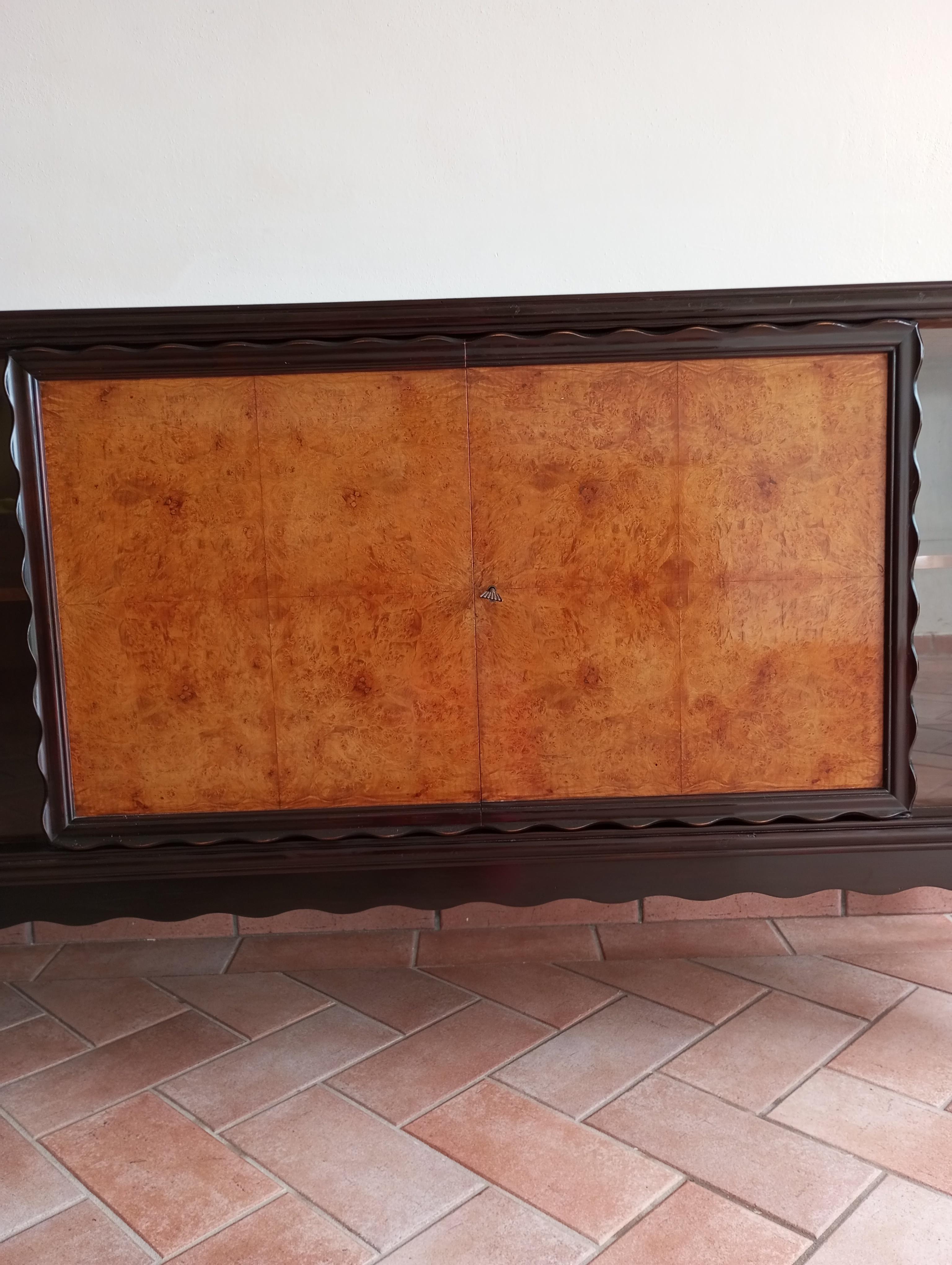 Italian oak sideboard with sliding glass doors. In Good Condition For Sale In Firenze, FI