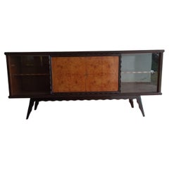 Credenza italiana in legno di rovere e sportelli in vetro scorrevoli.