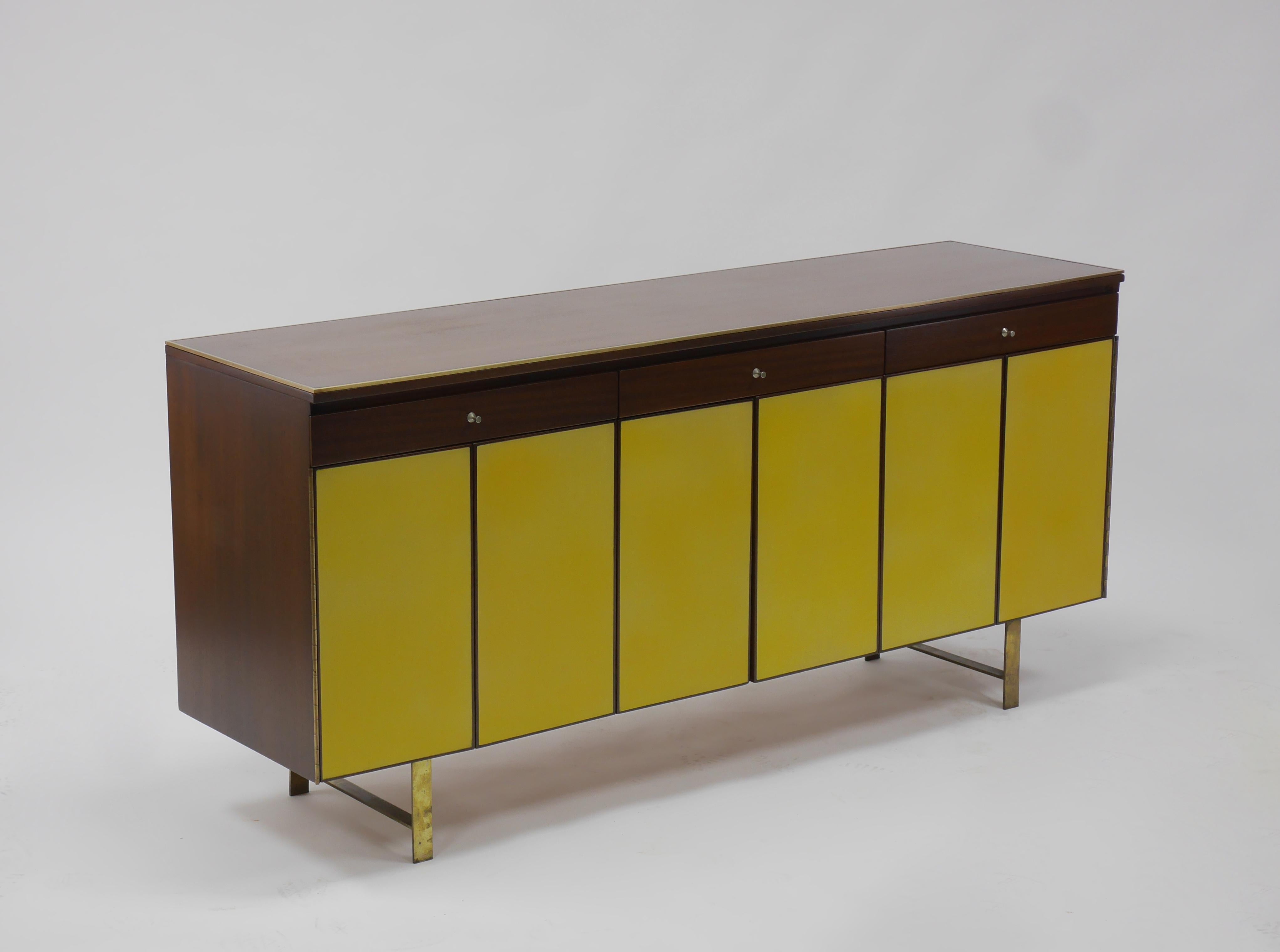 20th Century Credenza in Yellow leather and Mahogany by Paul McCobb for Calvin For Sale