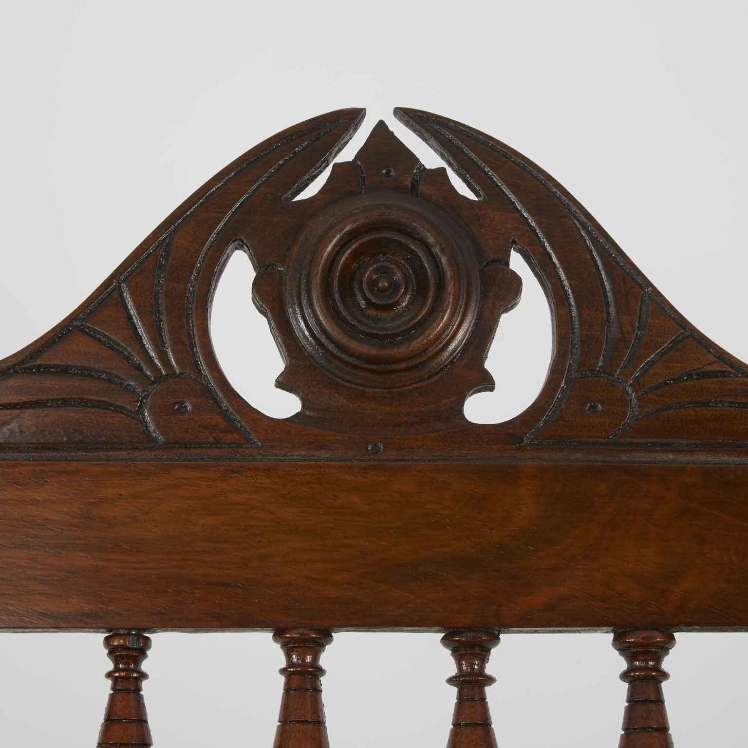 Credenza con Specchio Teak inizio 1900, mobile a due ante e un cassetto di provenienza inglese, vittoriano, realizzato a cavallo del XIX e XX secolo.  L’alzata è finamente intagliata, decorata da colonnine,  uno specchio centrale, fiancheggiato da