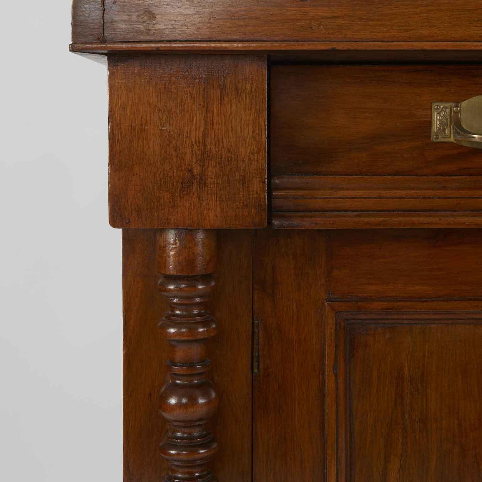 Intagliato Credenza Inglese a Due Ante con Specchio Piccole mensole e Cassetto inizio 1900 in vendita