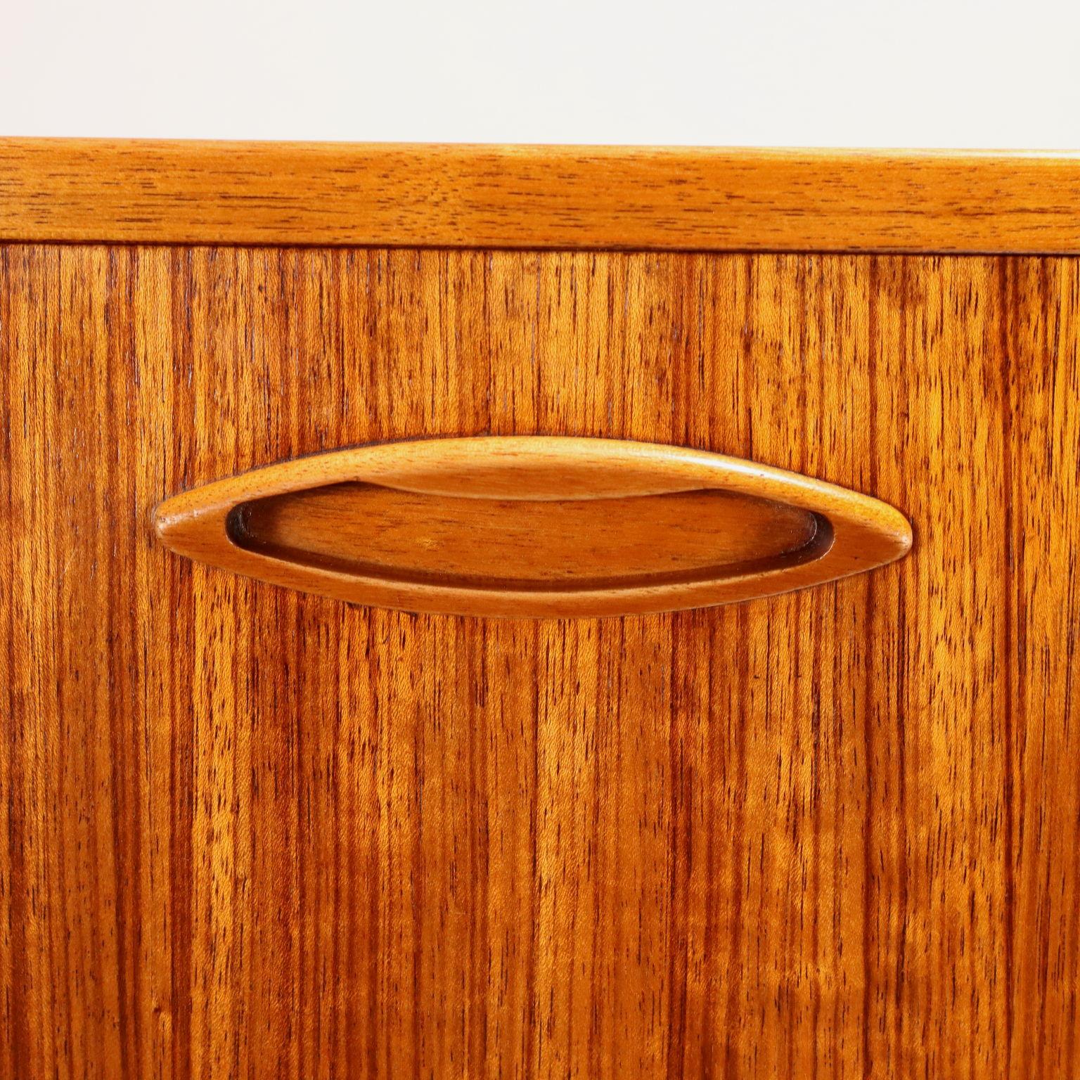 Credenza Inglese Anni 60, in teak, marrone In Excellent Condition For Sale In Milano, IT