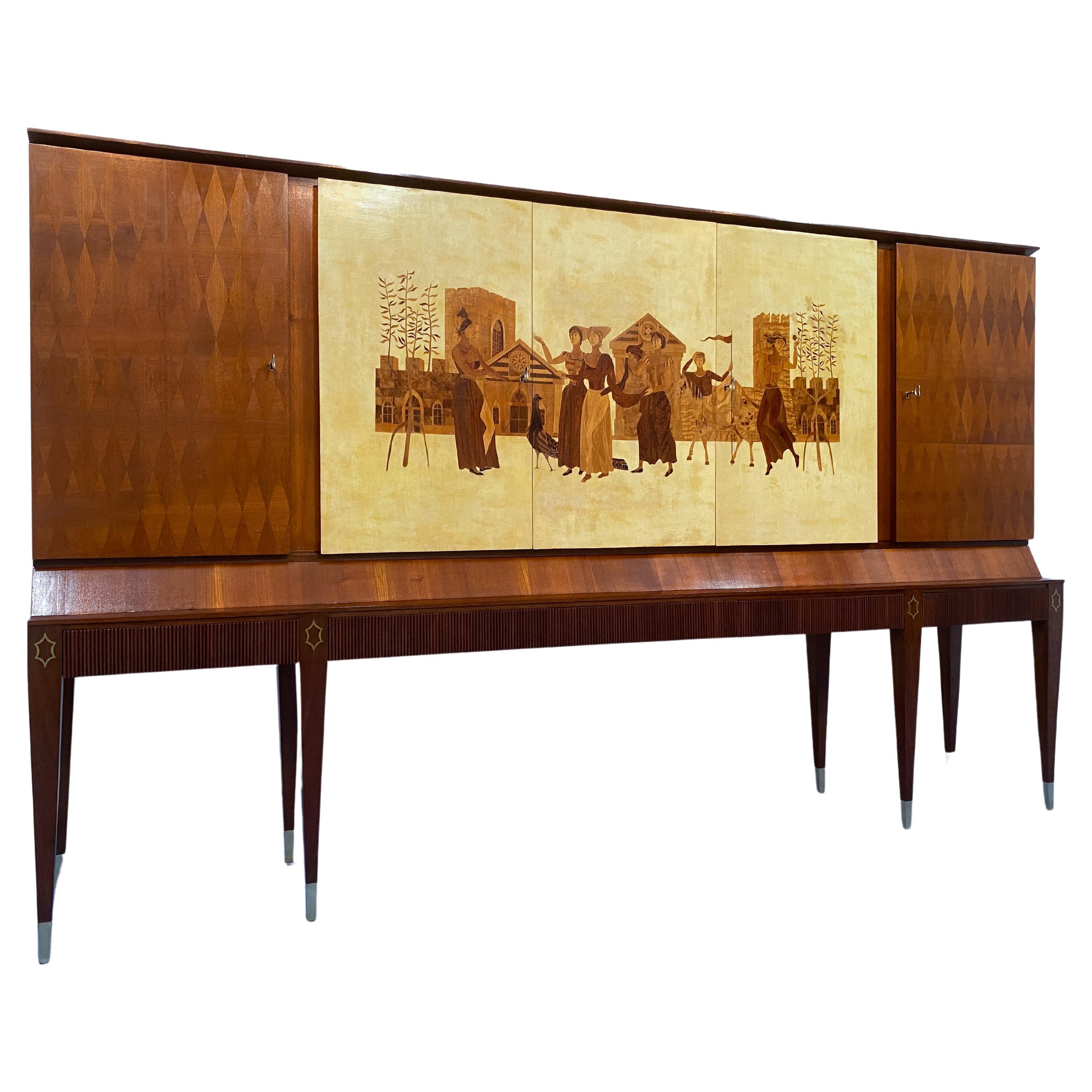 Magnifica credenza italiana disegnata da Paolo Buffa ed eseguita probabilmente su commissione di alto livello dall'Associazione Artigiani Canturini del mobile, un'organizzazione che raggruppava le migliori maestranze dell'epoca. Questo pezzo unisce
