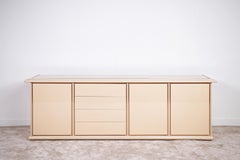 Lackiertes Sideboard mit Messingdetails, 1980er Jahre.