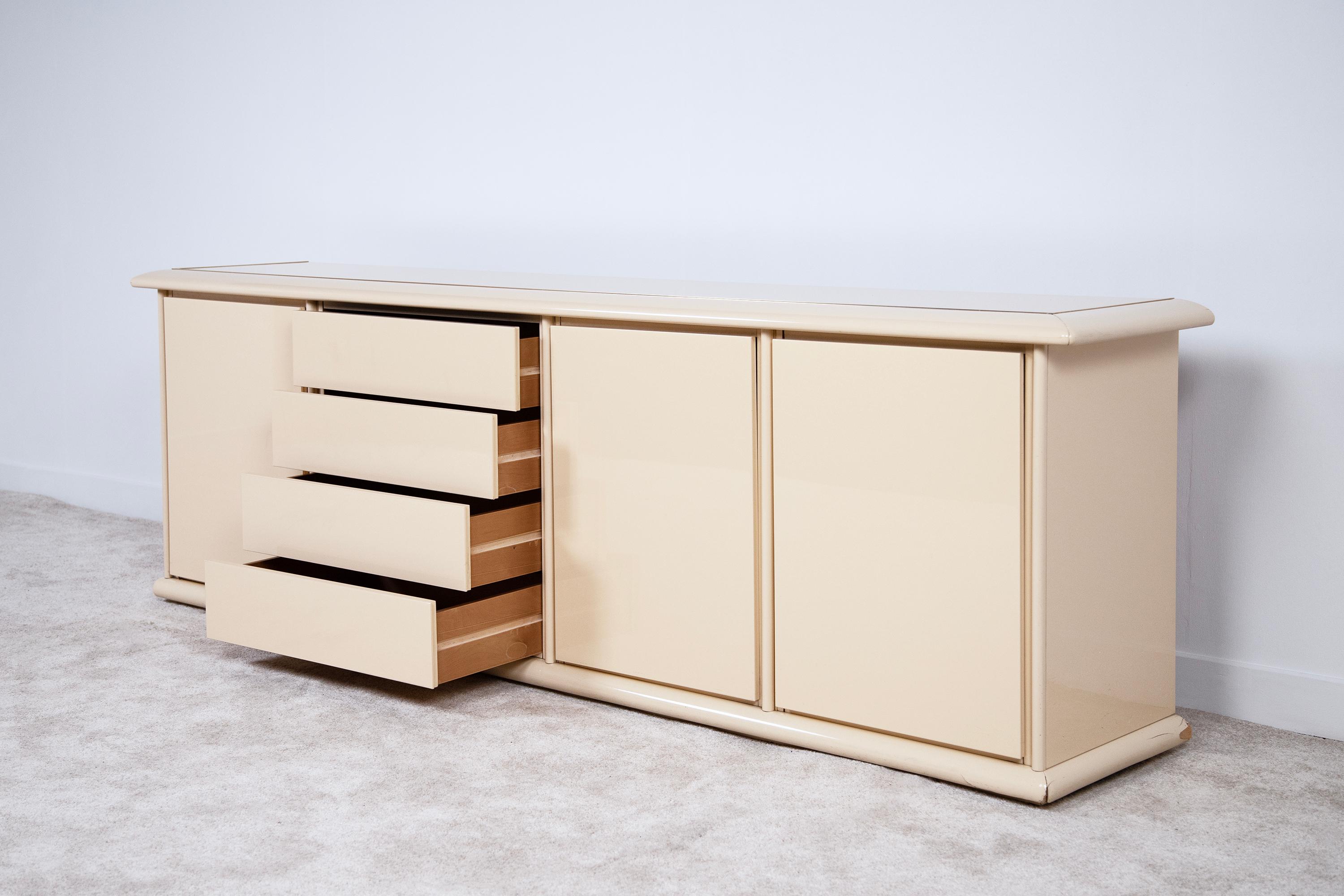 Lacquered sideboard with brass details, 1980s. In Good Condition For Sale In Correggio, IT