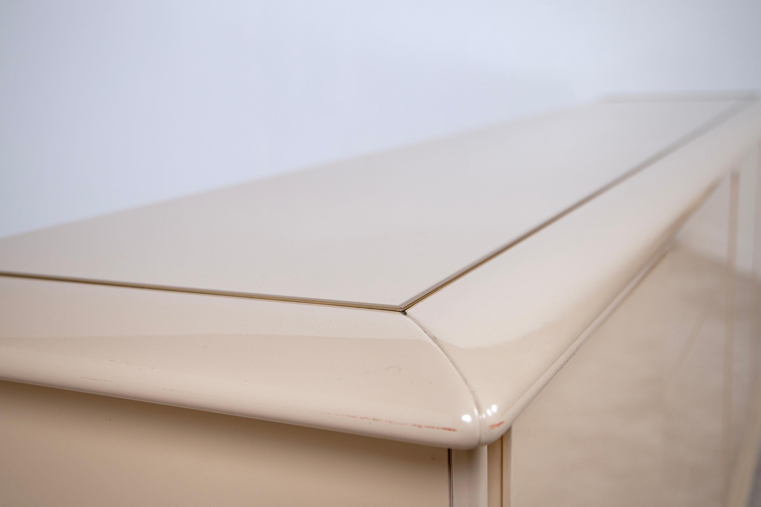 Lacquered sideboard with brass details, 1980s. For Sale 1