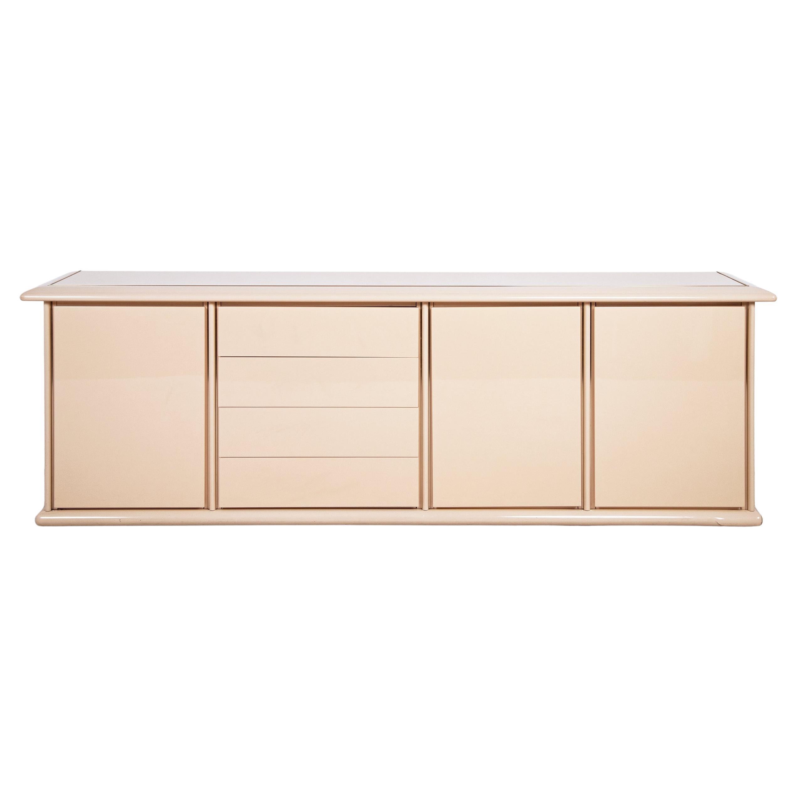 Credenza laccata con dettagli in ottone, anni '80.