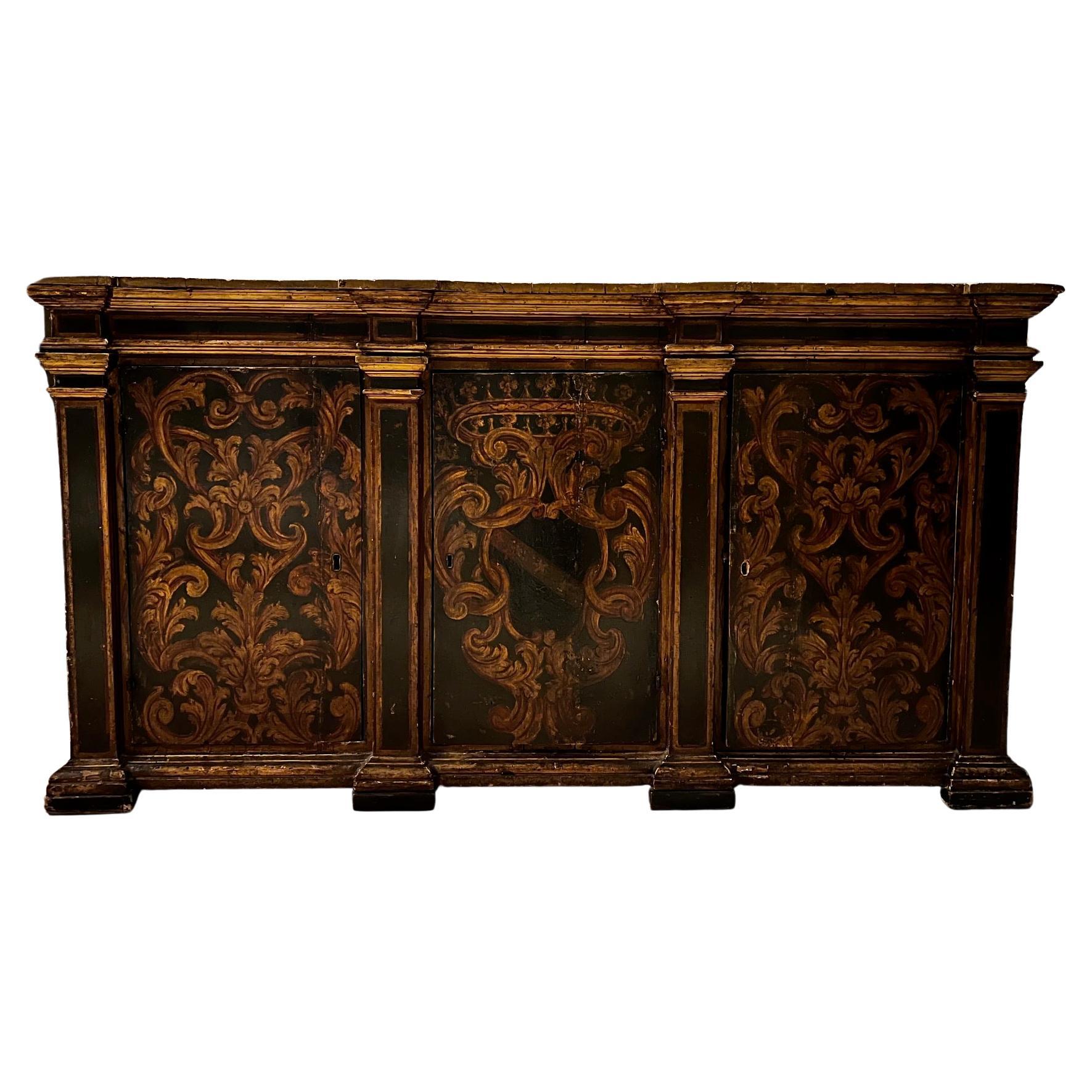 Credenza laccata e dipinta con decori fogliacei e a volute, italia in vendita