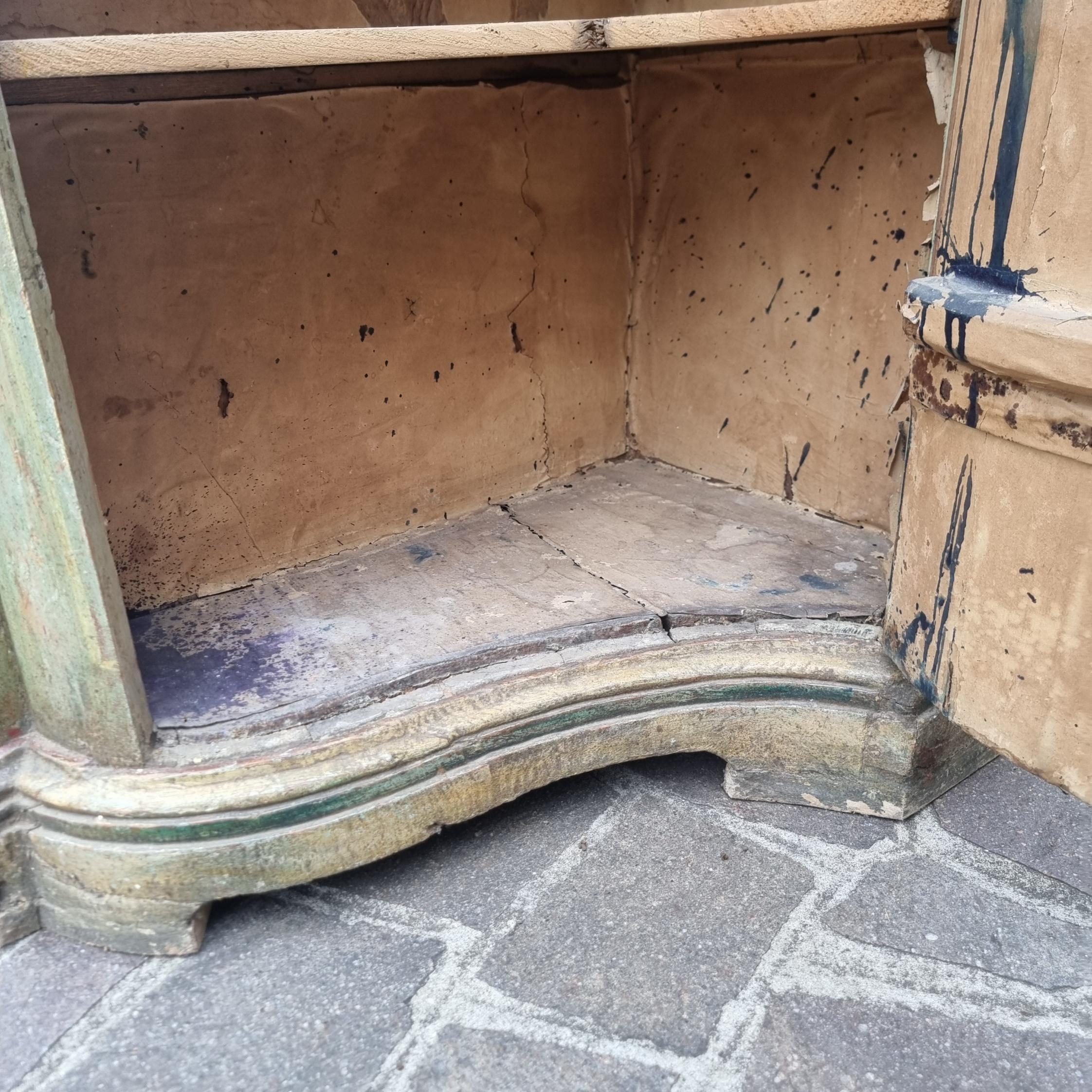 Venetian lacquered sideboard from the 1700s - Timeless elegance For Sale 4