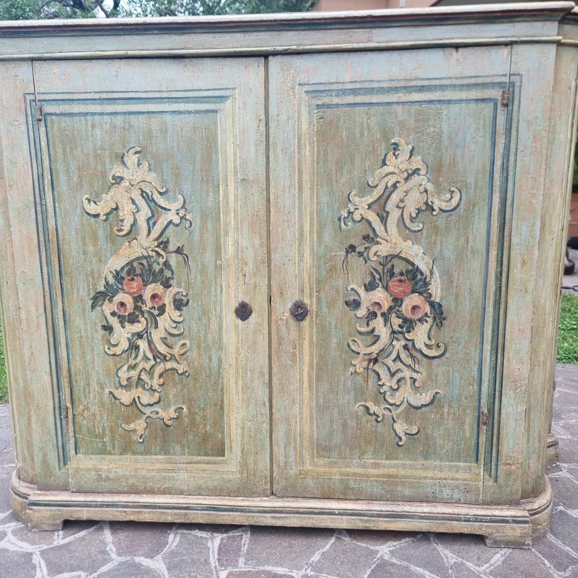 Venetian lacquered sideboard from the 1700s - Timeless elegance For Sale 6