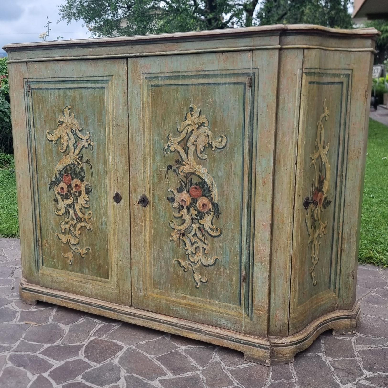 Baroque Venetian lacquered sideboard from the 1700s - Timeless elegance For Sale