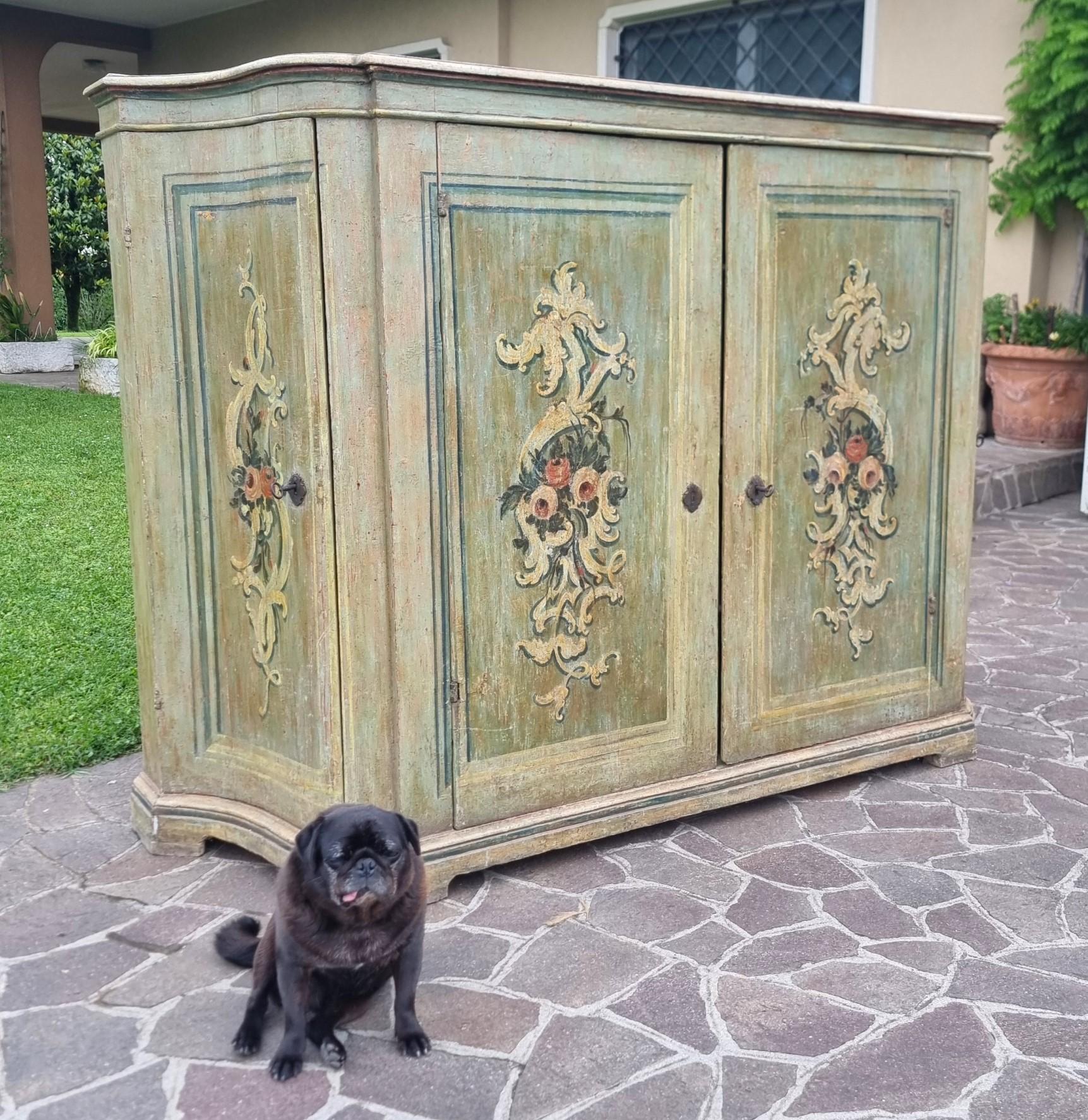 Italian Venetian lacquered sideboard from the 1700s - Timeless elegance For Sale