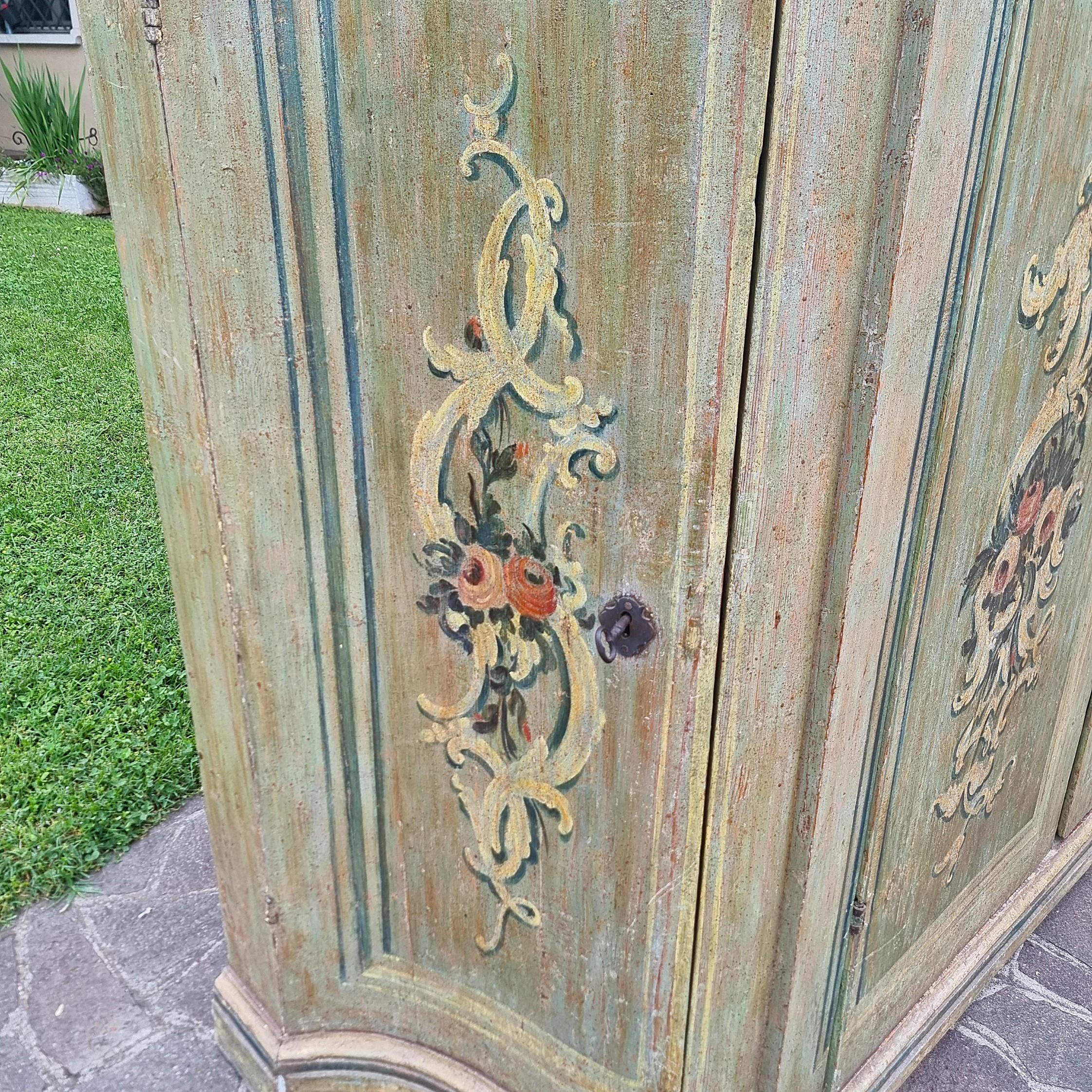 Venetian lacquered sideboard from the 1700s - Timeless elegance In Good Condition For Sale In Villa Verucchio, Emilia-Romagna