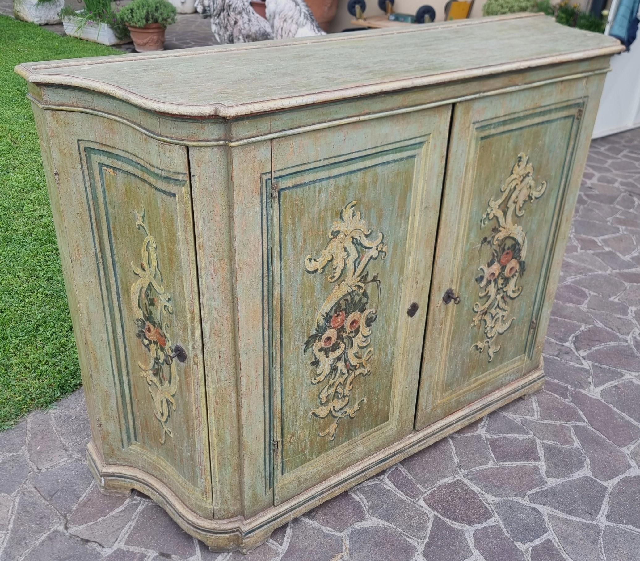 18th Century and Earlier Venetian lacquered sideboard from the 1700s - Timeless elegance For Sale