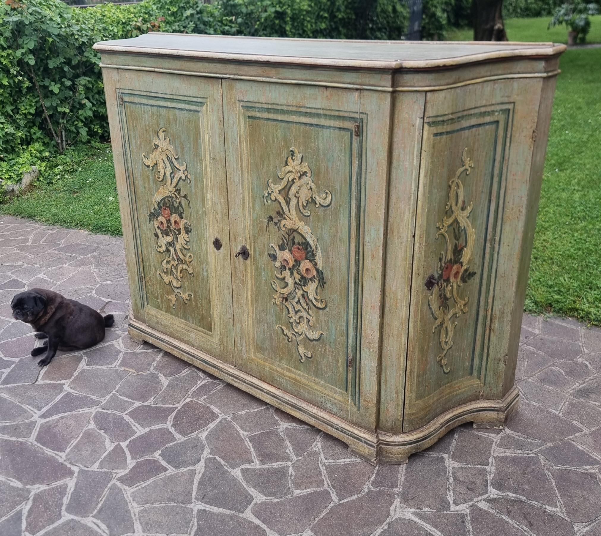 Wood Venetian lacquered sideboard from the 1700s - Timeless elegance For Sale