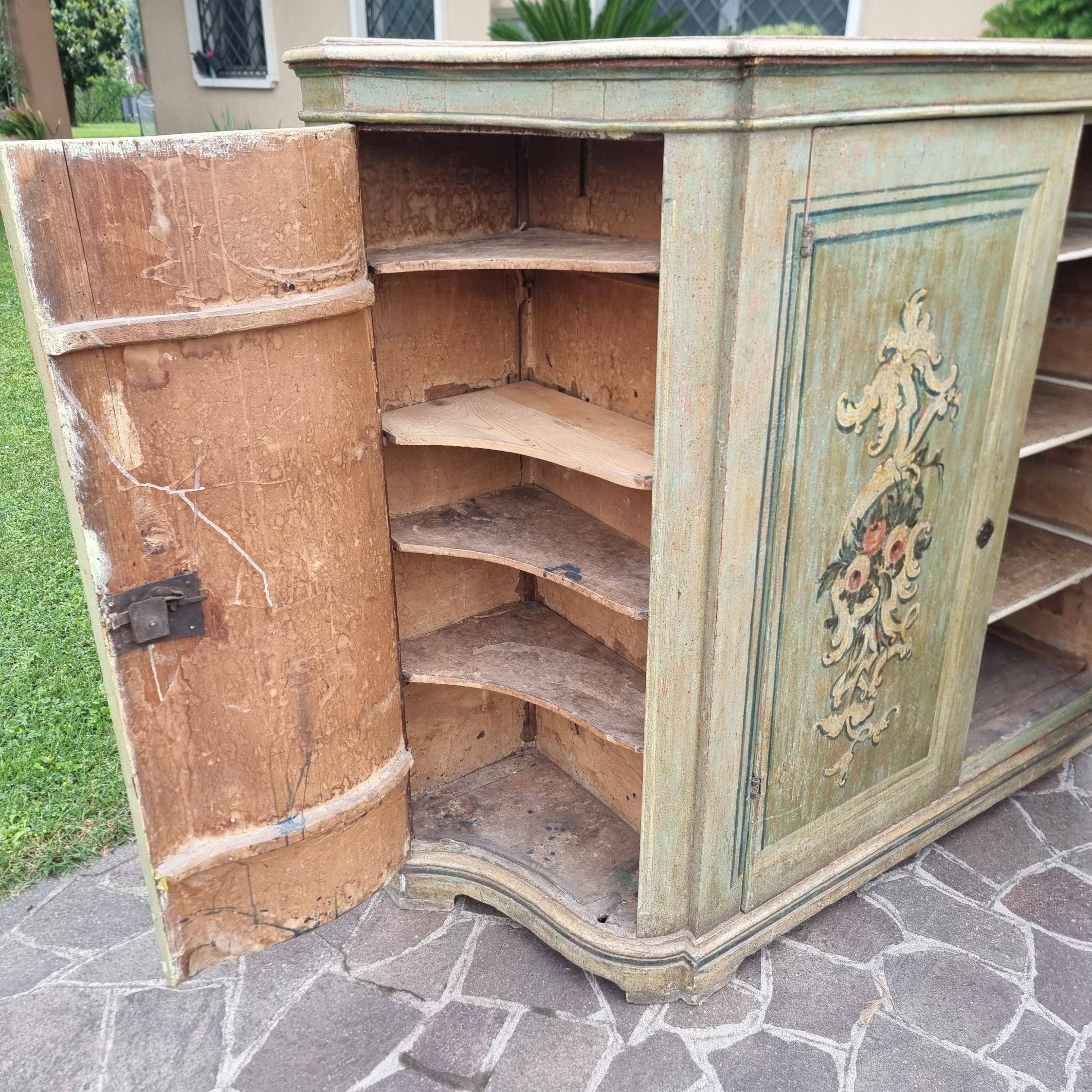 Venetian lacquered sideboard from the 1700s - Timeless elegance For Sale 2