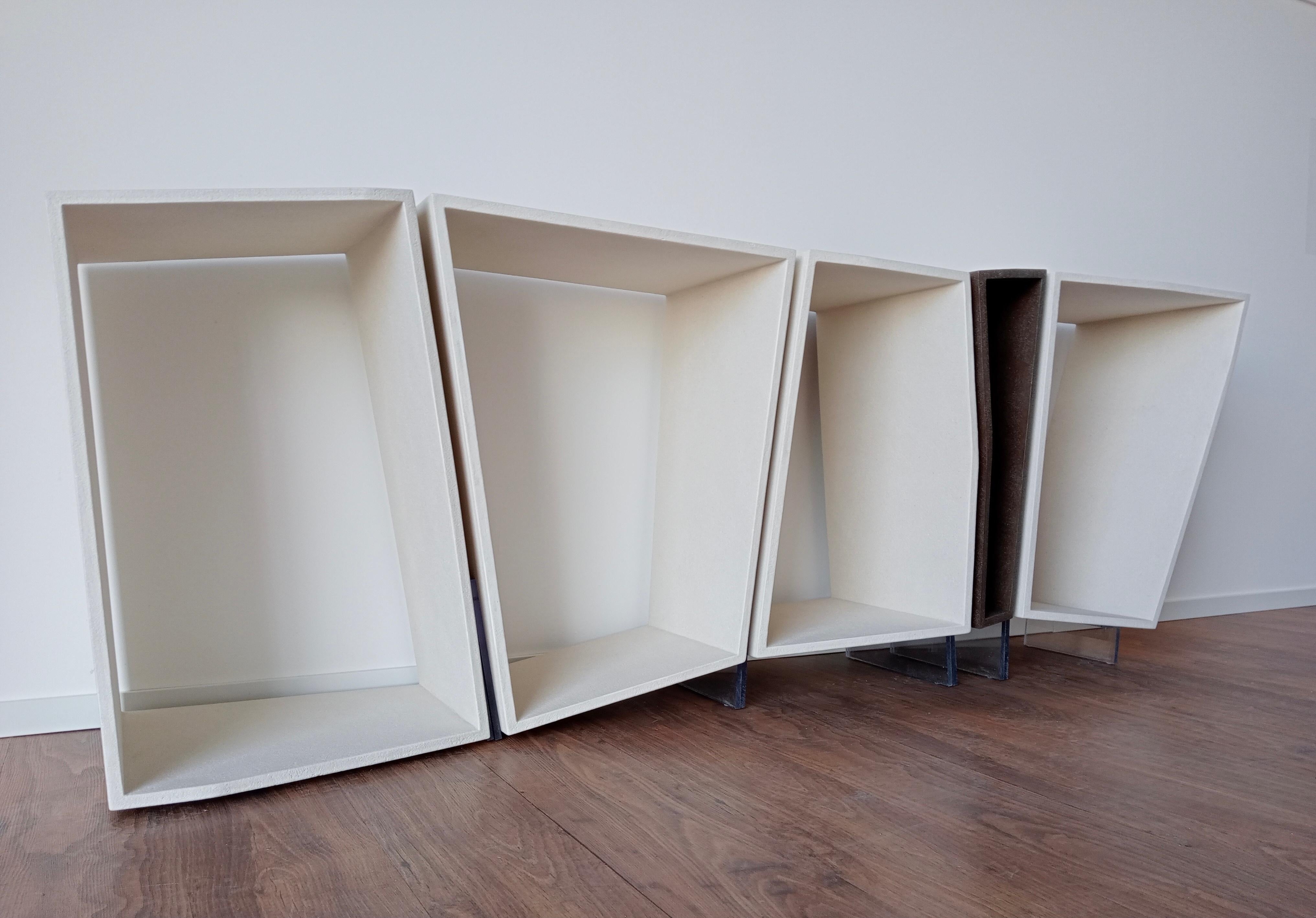 El aparador 'MIA' es una pieza de diseño italiano fabricada en madera y acabada con un revestimiento de pasta de resina. Su presencia es comparable a la de una obra de arte y realza de forma única el entorno donde se coloca. Su elaboración es