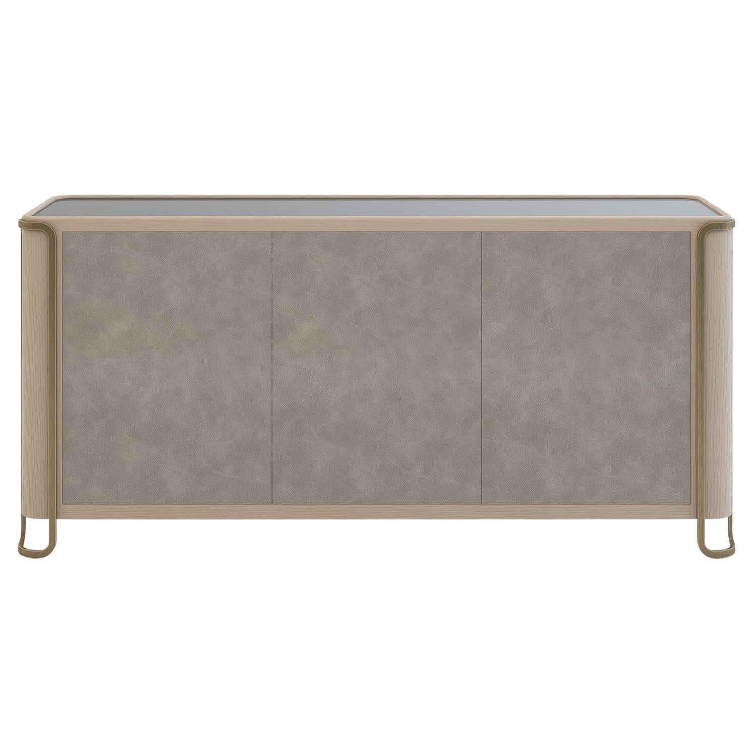 Europeo Credenza, corpo in Oak e pelle, piano in vetro verniciato, gambe in metallo anticato in vendita