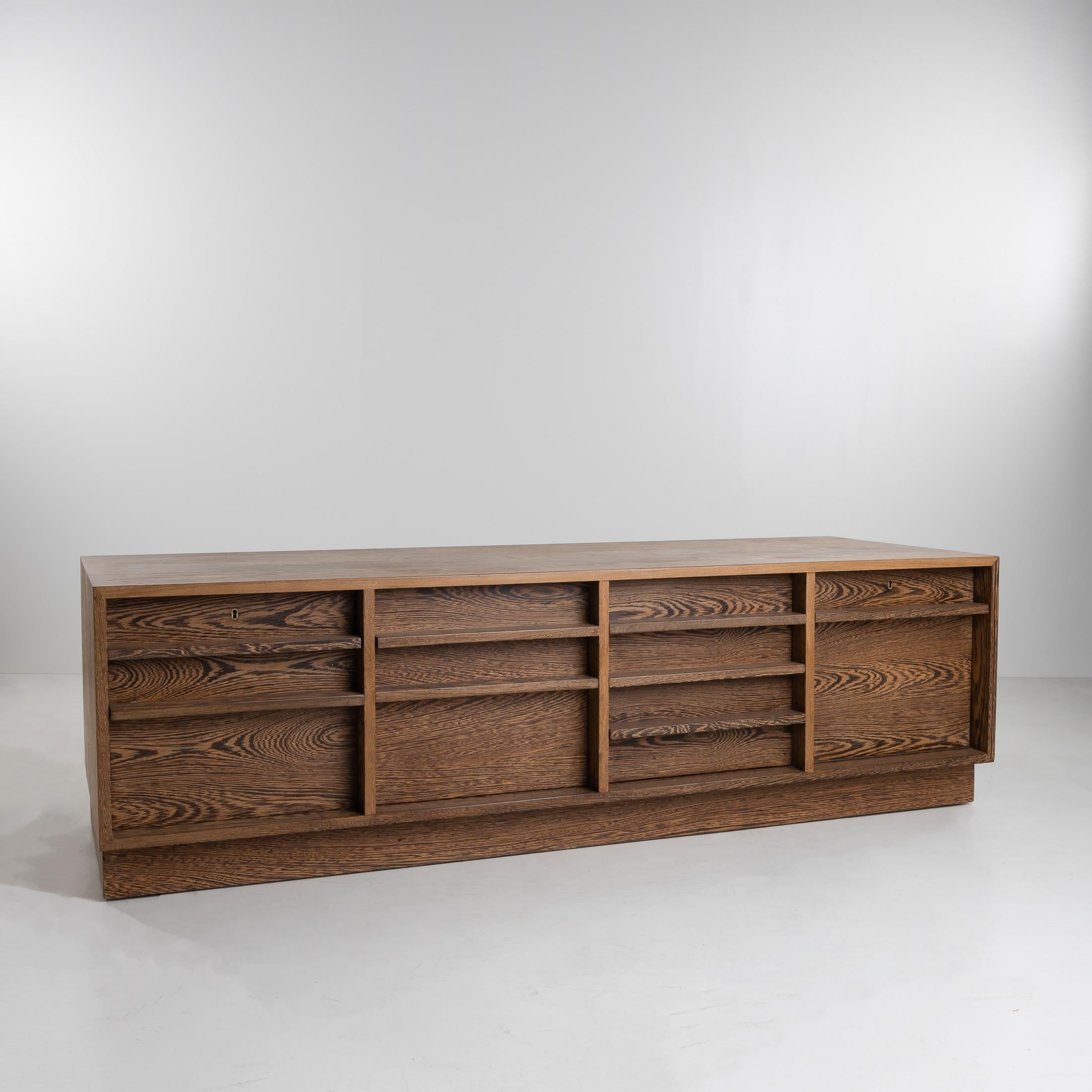 Superb credenza in Wenge designed by the Danish architect Bodil Kjaer in 1959 and produced by E. Pedersen & Søn.
In solid wood and Wenge veneer, this credenza offers ample storage space with its many drawers and compartments.
This is an