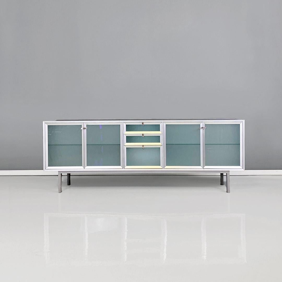 Sideboard or low sideboard model Pandora, with anodized aluminum frame throughout the exterior, with embossed frames on the entire front and top with embossed stripes throughout its length.
Composed of drawers in the central part and two