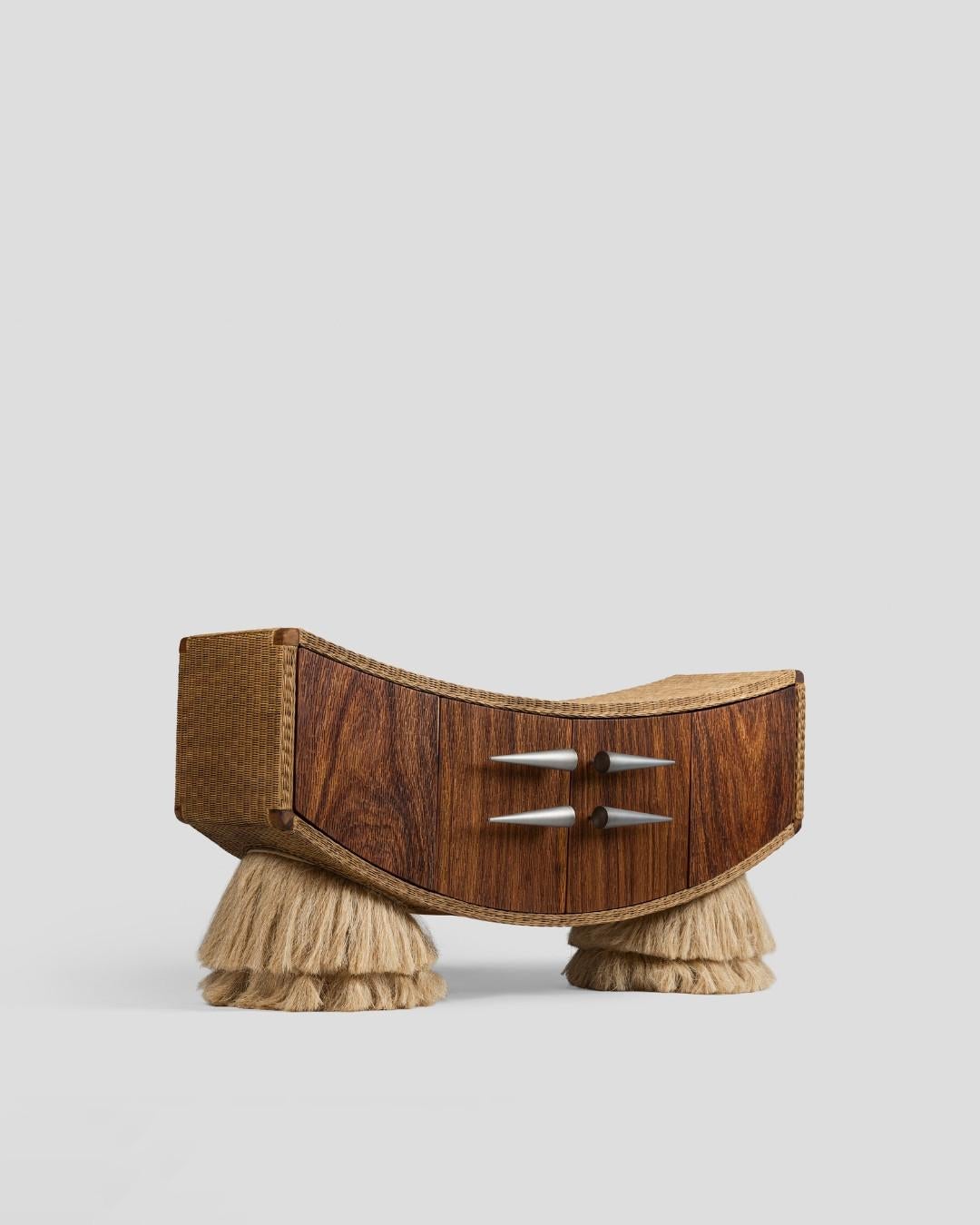 Credenza Ramón di Comité de Proyectos
Dimensioni: L 170 x P 50 x H 73 cm 
Materiali: Legno massiccio di huanacaxaxtle. Foderato con tessuto di rattan. Porte e gambe intagliate a mano e rivestite in fibra di henequen. Manici in acciaio al
