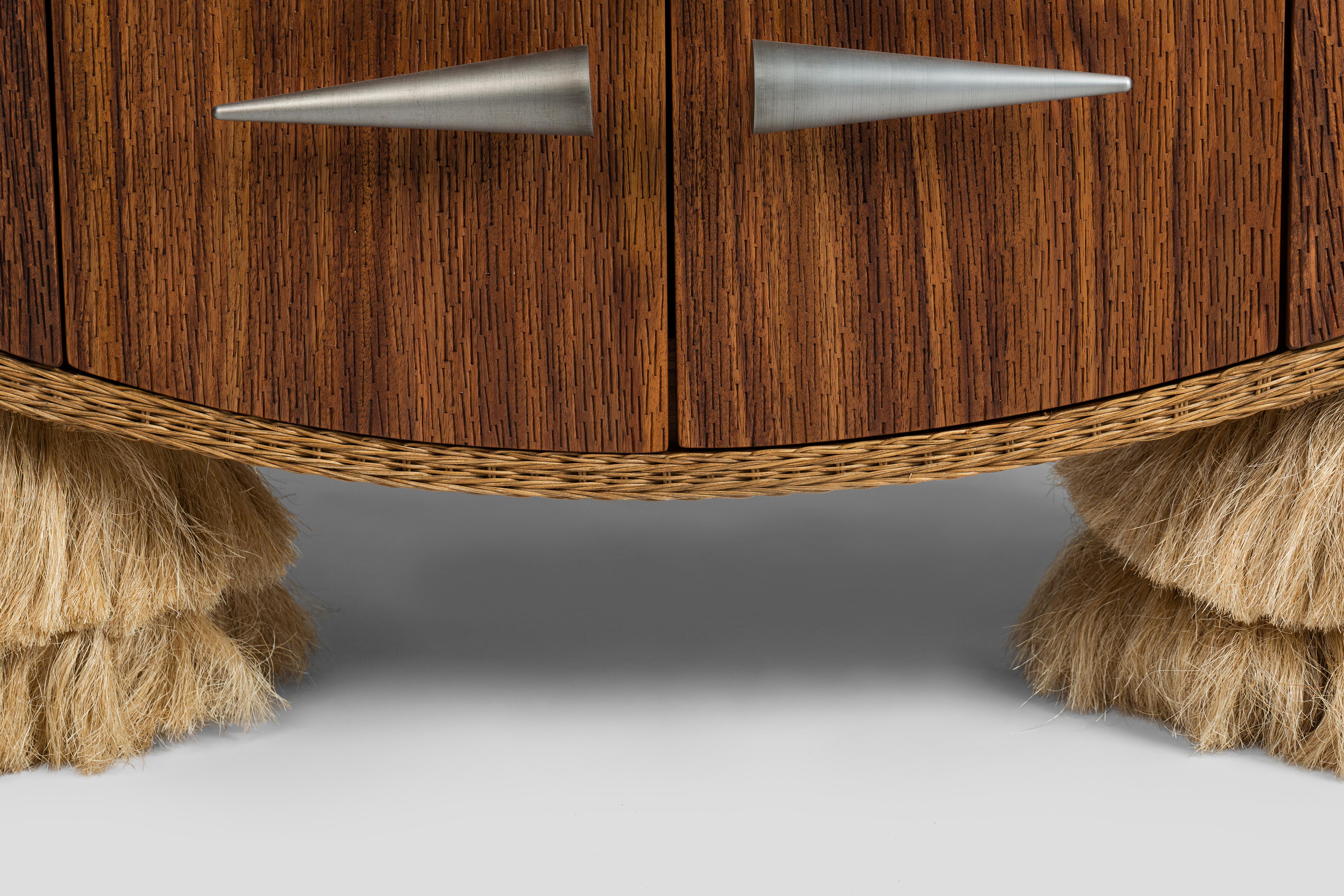 Customizable Modern Credenza Ramón, Massivholz, Metall und Naturfasern (Handgefertigt) im Angebot