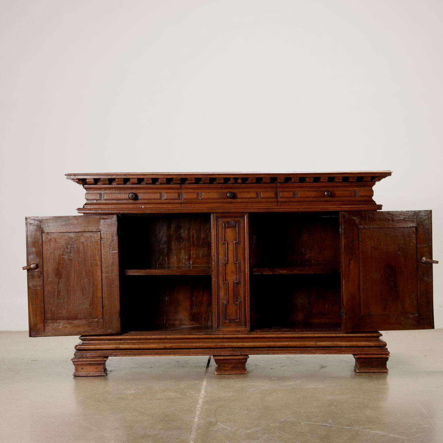 Nutwood Reggiana sideboard Late 17th century For Sale