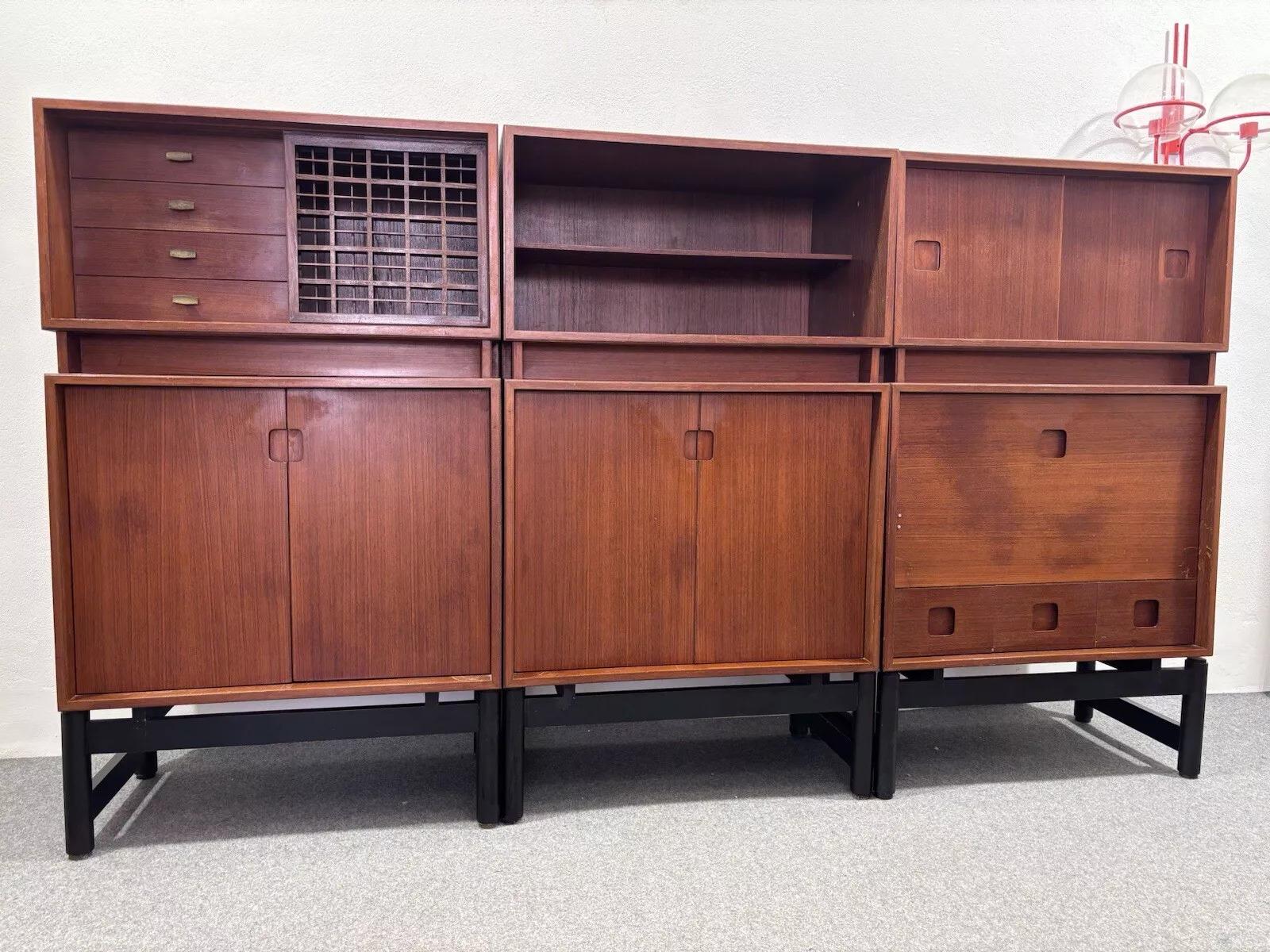 Scandinavian danish sideboard design 1960's.


Wonderful Danish modular sideboard made in the 1960s.


All-teak structure, full of compartments.


As there are 3 modules, there is the possibility to place them in your environment as you