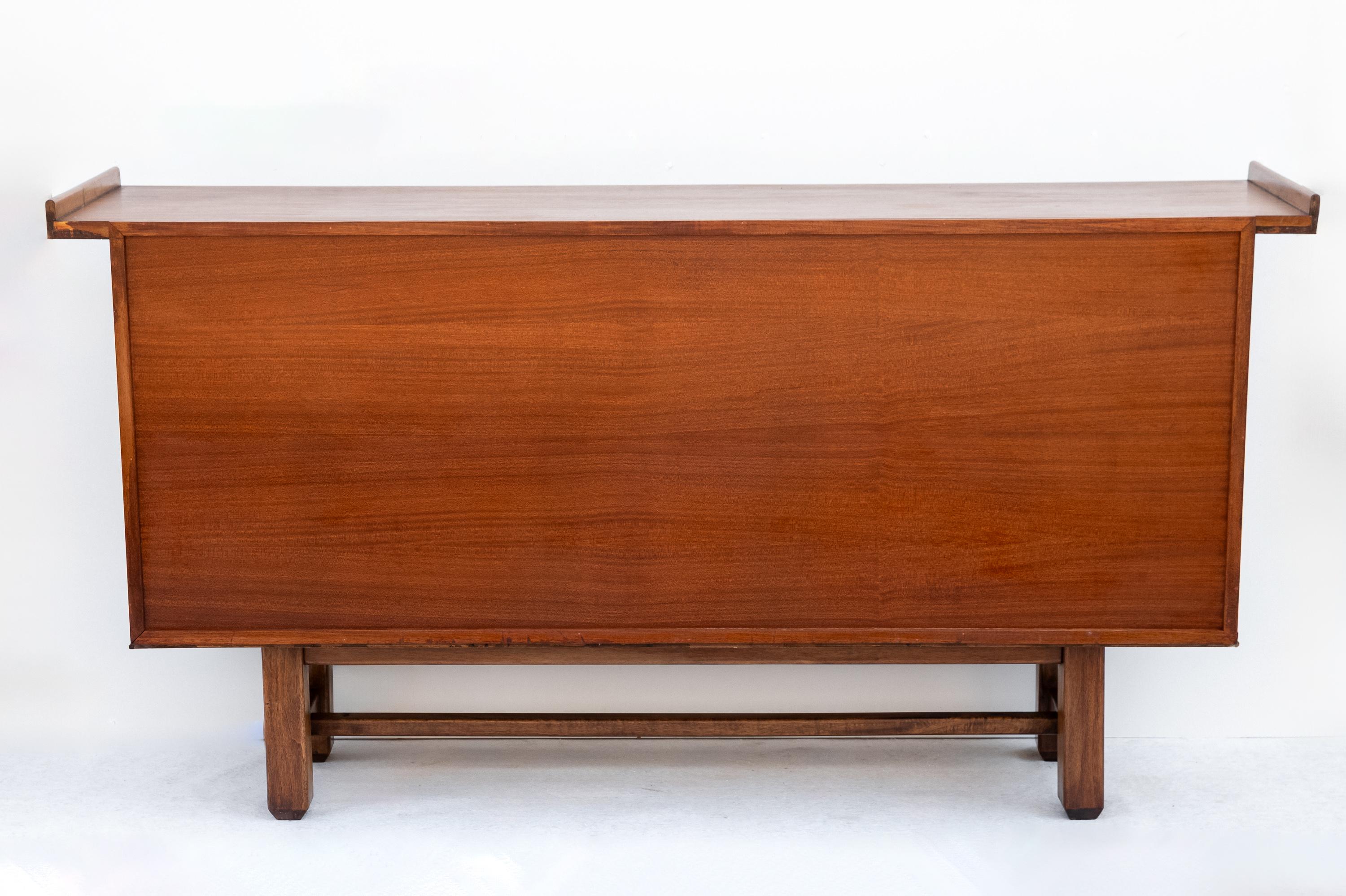Credenza Scandinava in teak con ante e cassetti, Anni '60. 
Sideboard Anni '50 / '60 con tre ante a battente e tre cassetti superiori molto particolari. Questo mobile è stato realizzato con un design molto lineare ed elegante. La struttura con tre