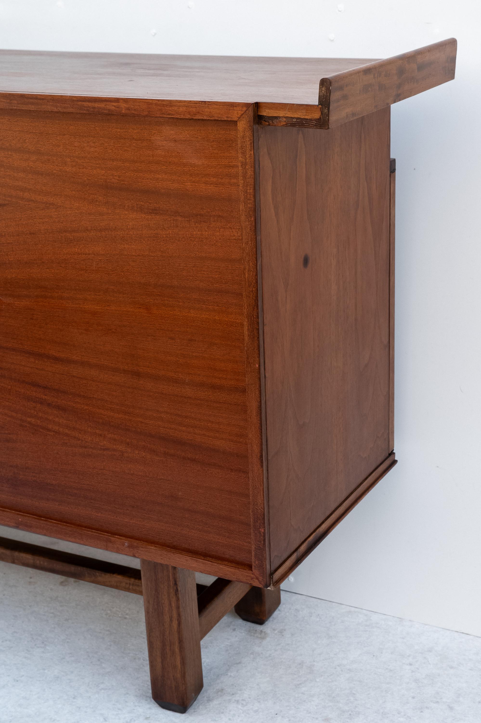Mid-Century Modern Credenza Scandinava in teak con ante e cassetti, Anni '60 For Sale