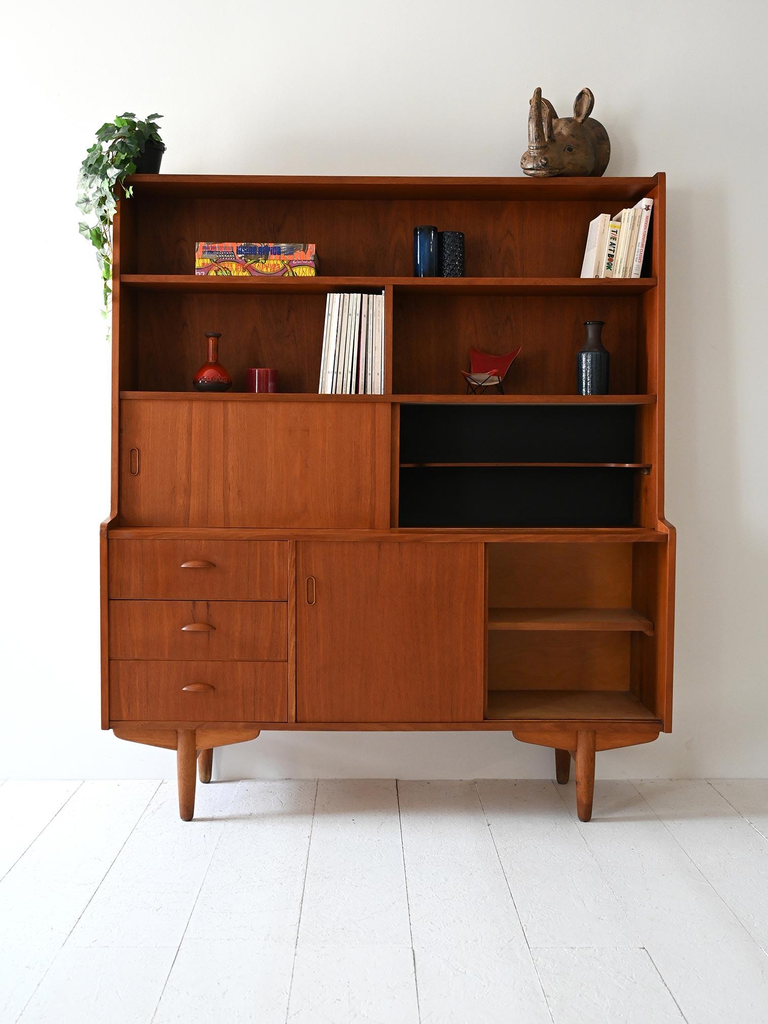 Scandinave moderne Credenza scandinava vintage in teak con libreria en vente