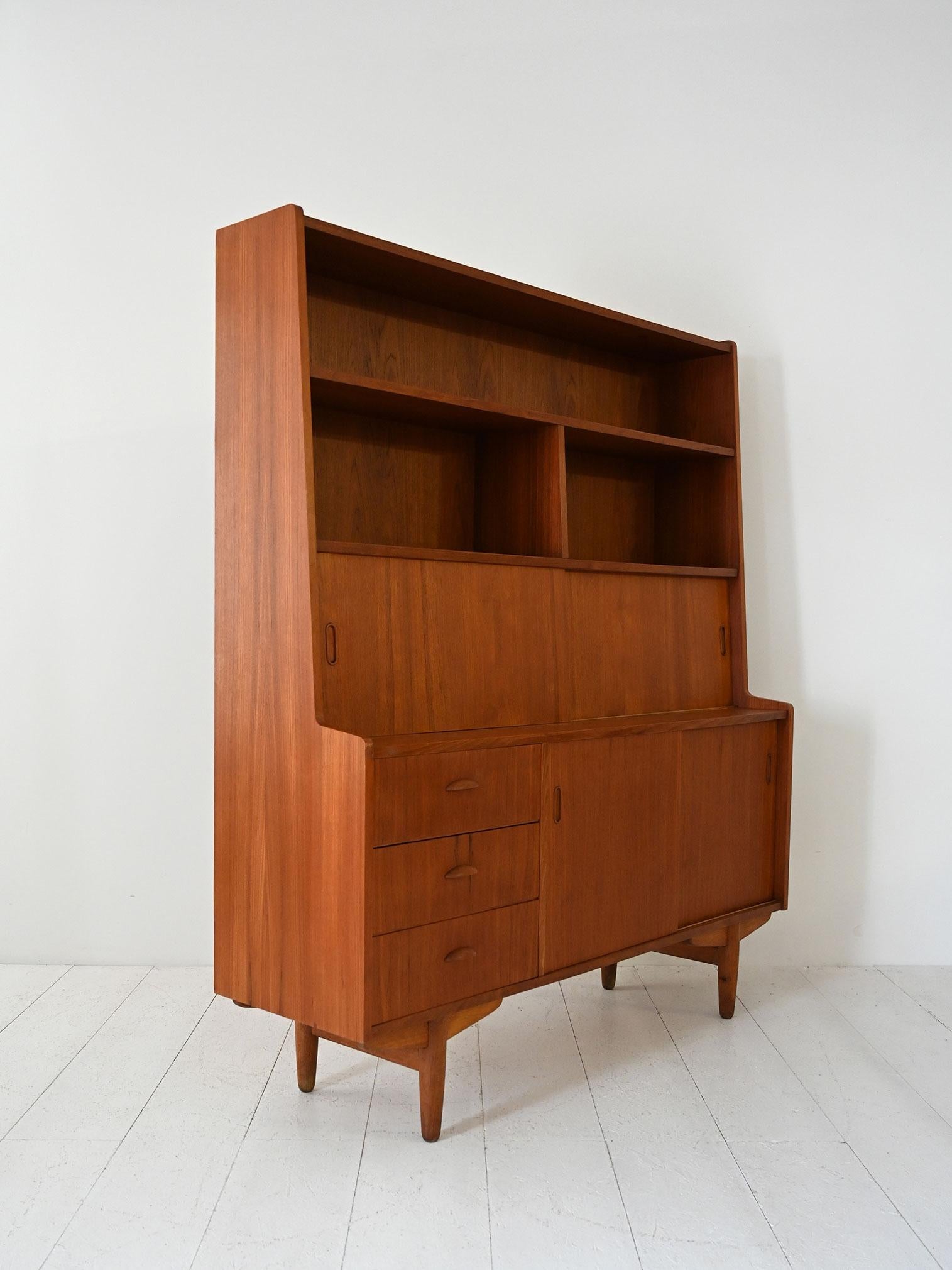 Credenza scandinava vintage in teak con libreria Bon état - En vente à Brescia, IT