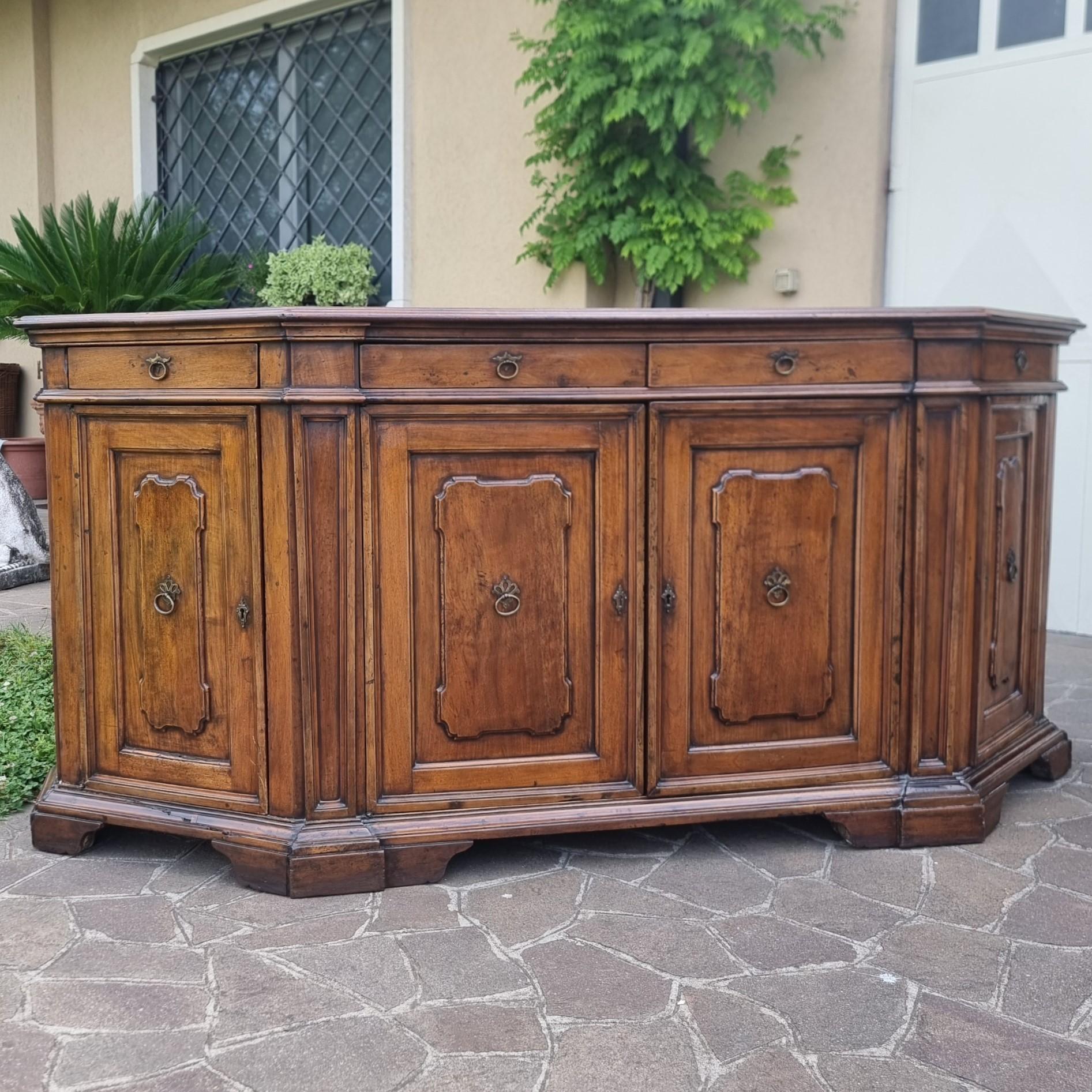 Credenza scantonata in noce del 700 Toscana en vente 3