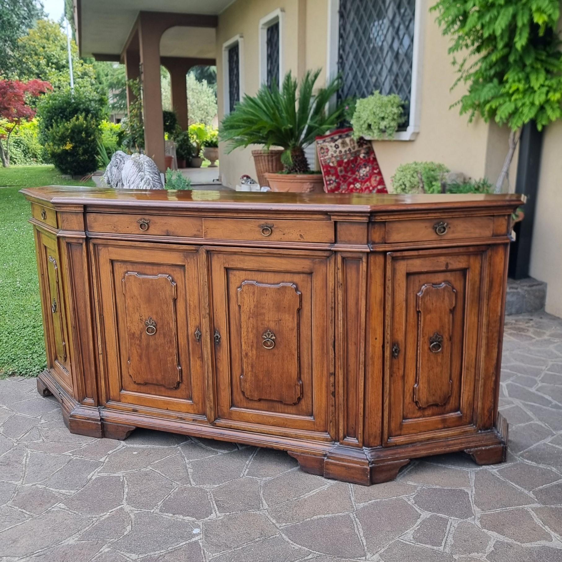 Eleganza del Settecento Toscano

La credenza scantonata in noce del 1700 è un raro esempio di maestria artigiana toscana. Ogni dettaglio, dalla struttura alla scelta dei materiali, riflette l’estetica sobria ma ricercata dell’arredamento nobiliare