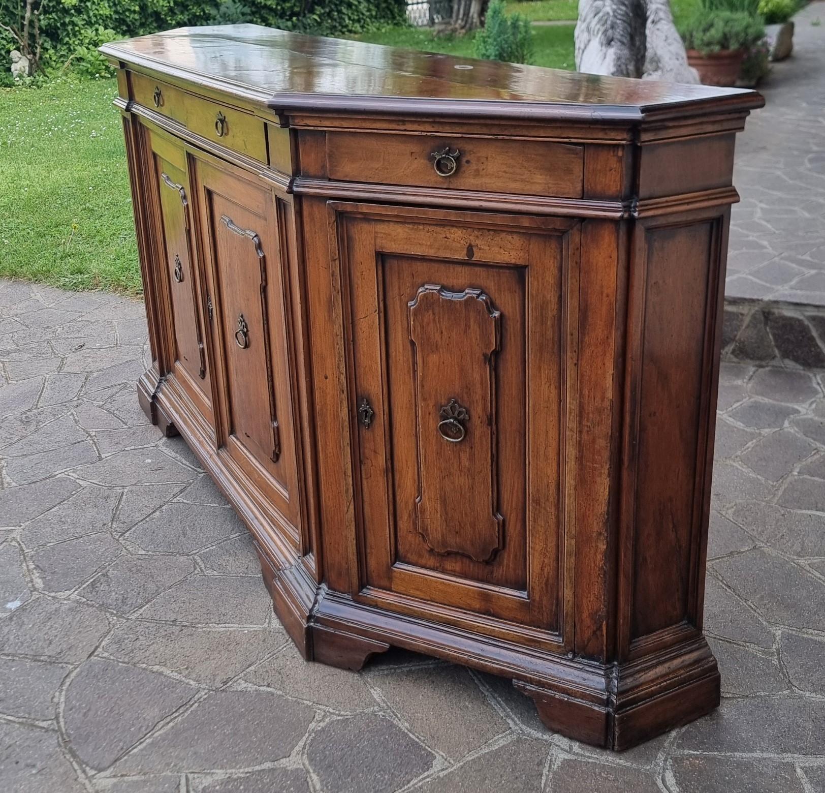 Credenza scantonata in noce del 700 Toscana Bon état - En vente à Villa Verucchio, Emilia-Romagna