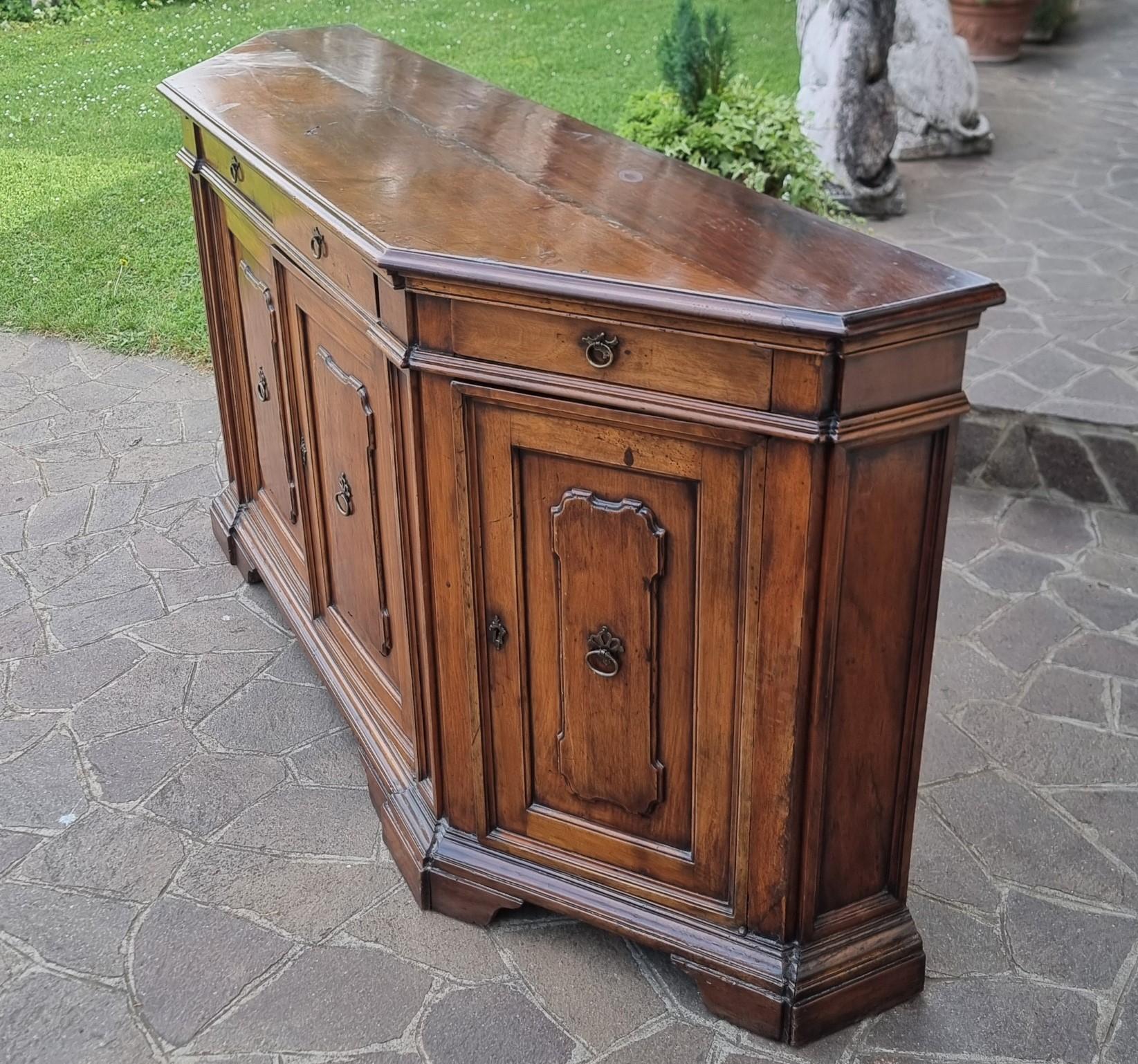 18th Century and Earlier Credenza scantonata in noce del 700 Toscana en vente