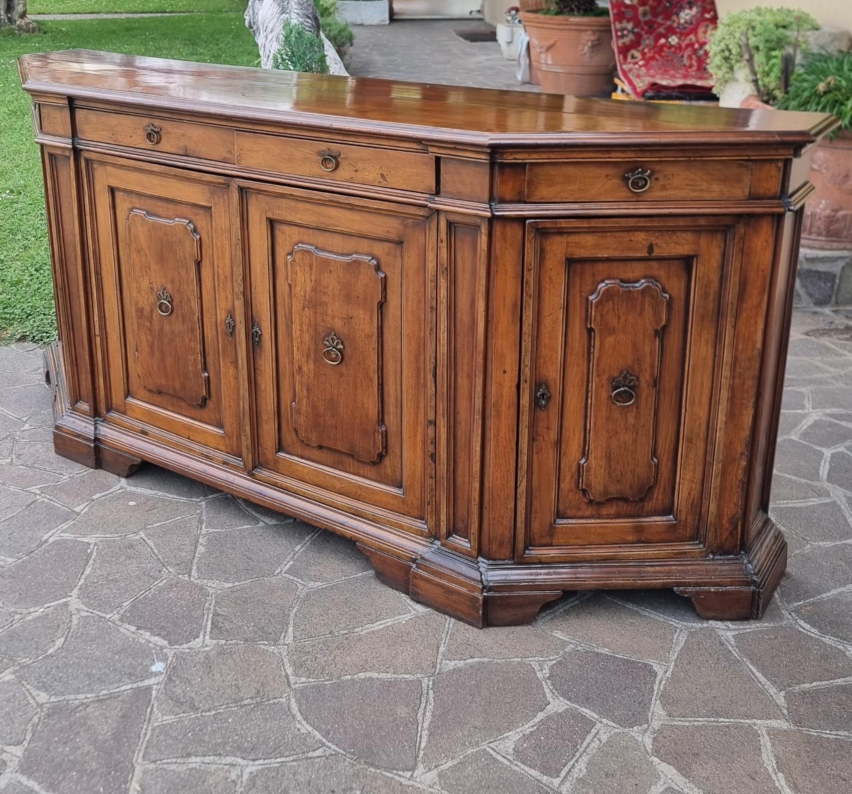Noyer Credenza scantonata in noce del 700 Toscana en vente
