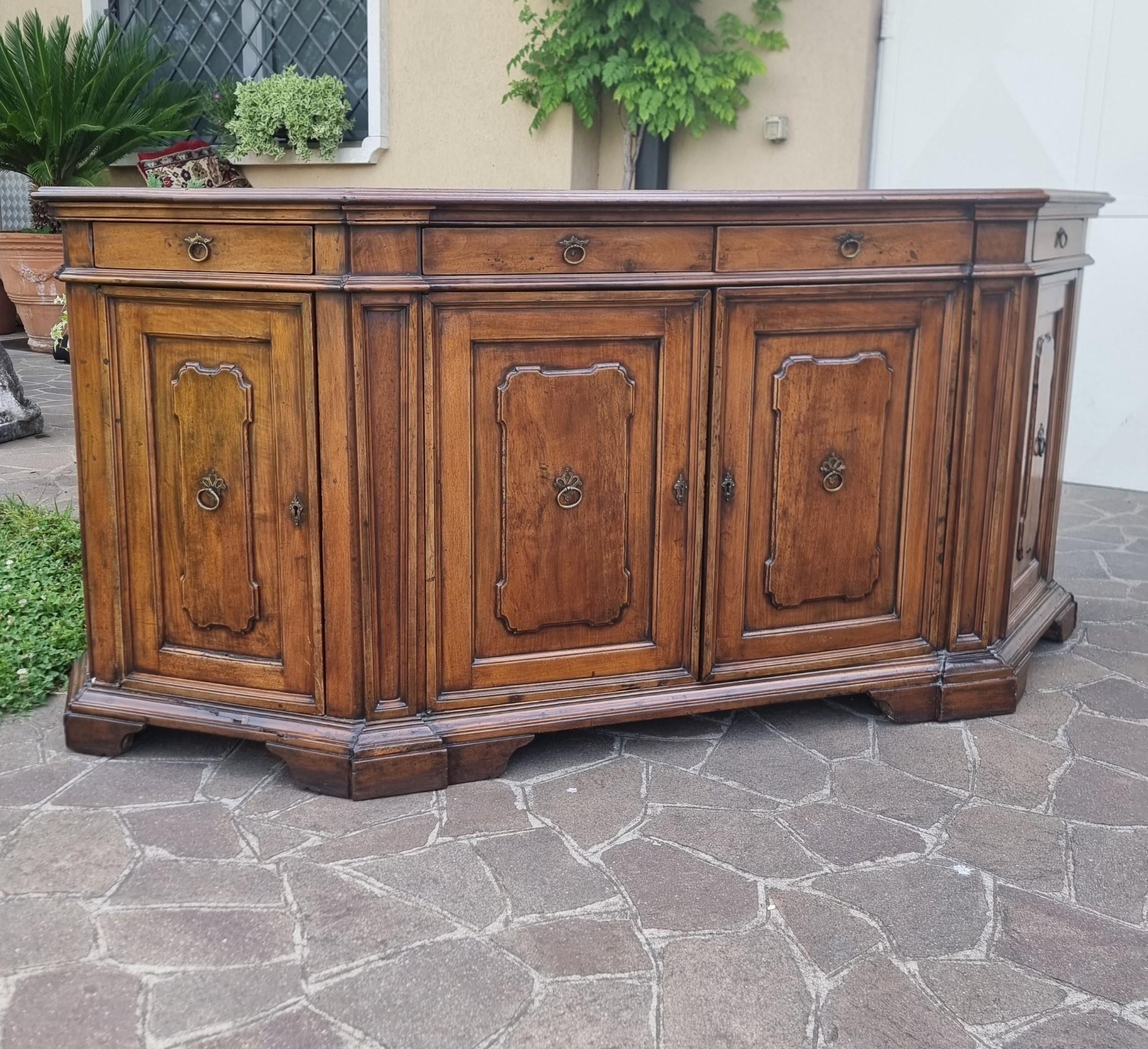 Credenza scantonata in noce del 700 Toscana en vente 1