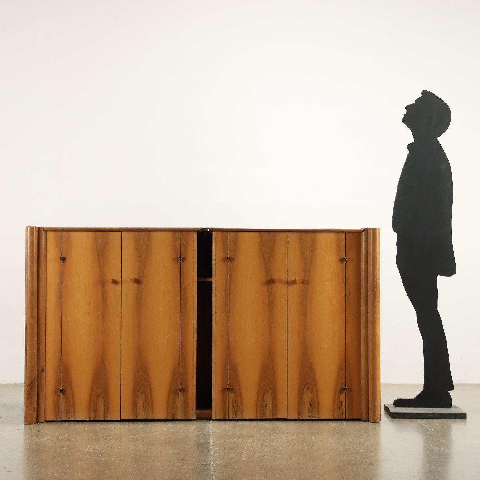 Das von Carlo Scarpa entworfene und von Bernini ab 1977 hergestellte Sideboard hat vier Türen mit doppelten Zylinder-Seitenelementen. Hochwertige Möbel aus nationalem Nussbaumholz. Es sind Herstellermarken vorhanden.